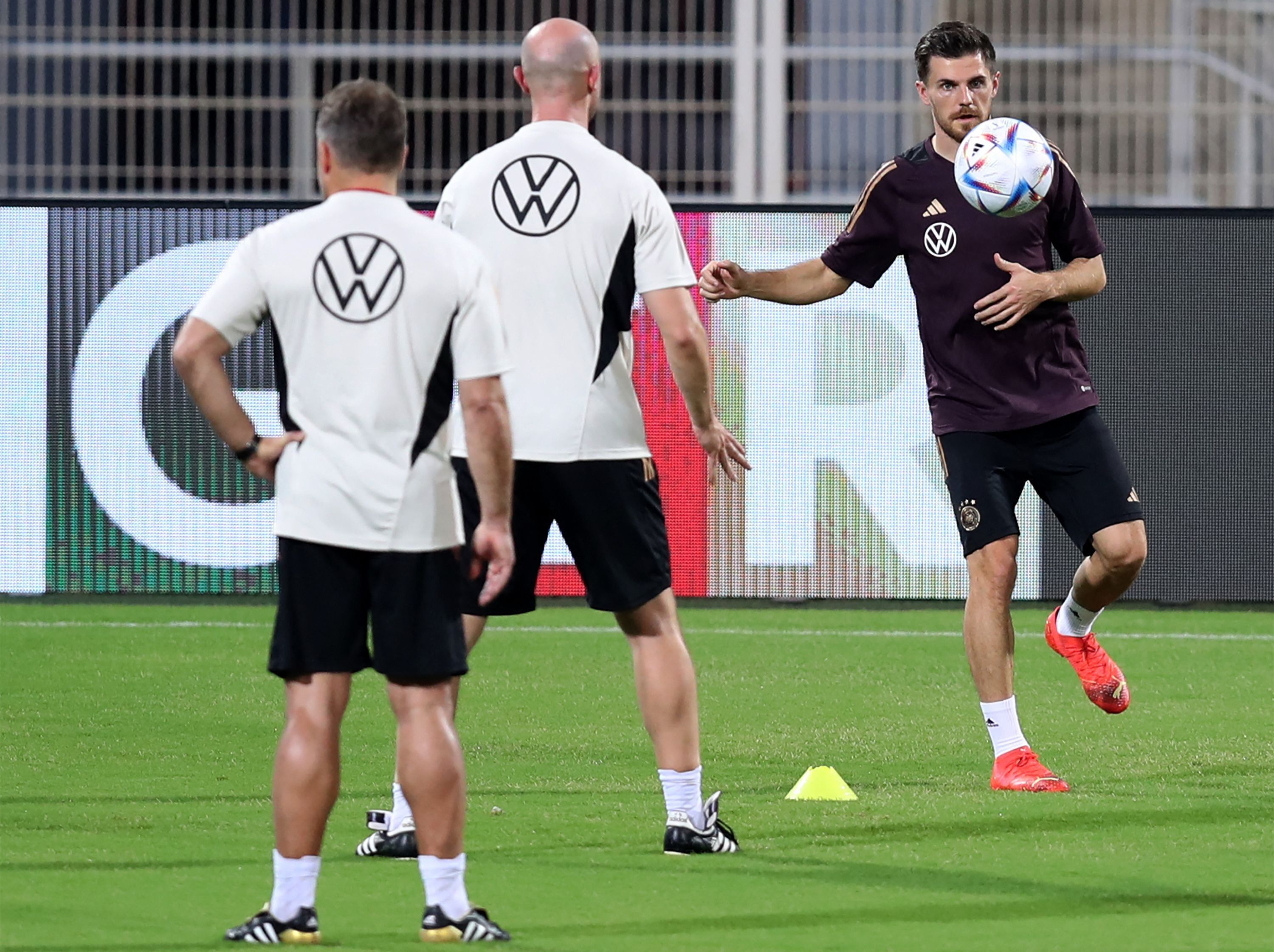 Jonas Hofmann (r.), Spieler von Borussia Mönchengladbach, nimmt mit der deutschen Nationalmannschaft an der Weltmeisterschaft in Katar teil. Das Foto zeigt ihn bei einer Trainingseinheit in Muscat am 15. November 2022.