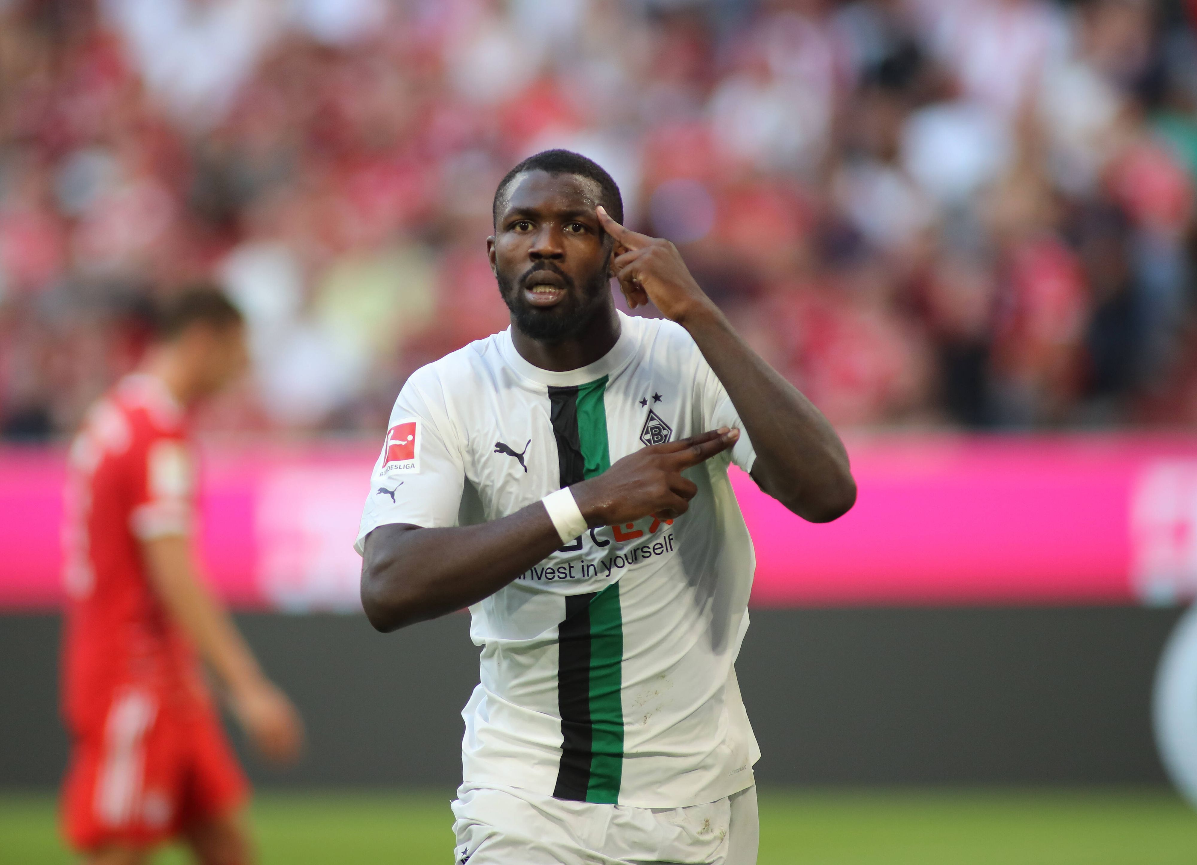 Gladbach-Stürmer Marcus Thuram bejubelt auf diesem Bild seinen Treffer für die Borussia beim Bundesliga-Duell gegen Bayern München am 27. August 2022 in der Allianz-Arena. Der Franzose macht eine Geste mit seinen beiden Armen.