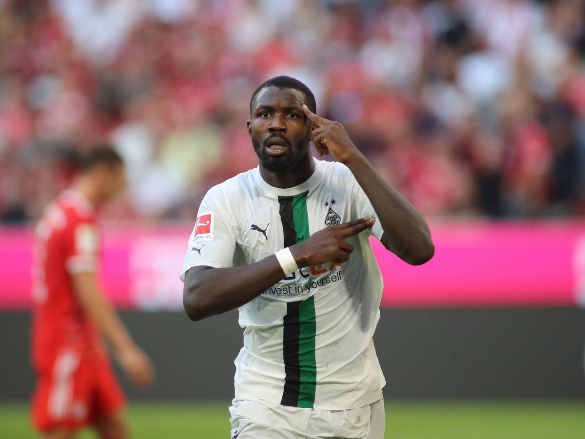 Gladbach-Stürmer Marcus Thuram bejubelt auf diesem Bild seinen Treffer für die Borussia beim Bundesliga-Duell gegen Bayern München am 27. August 2022 in der Allianz-Arena. Der Franzose macht eine Geste mit seinen beiden Armen.