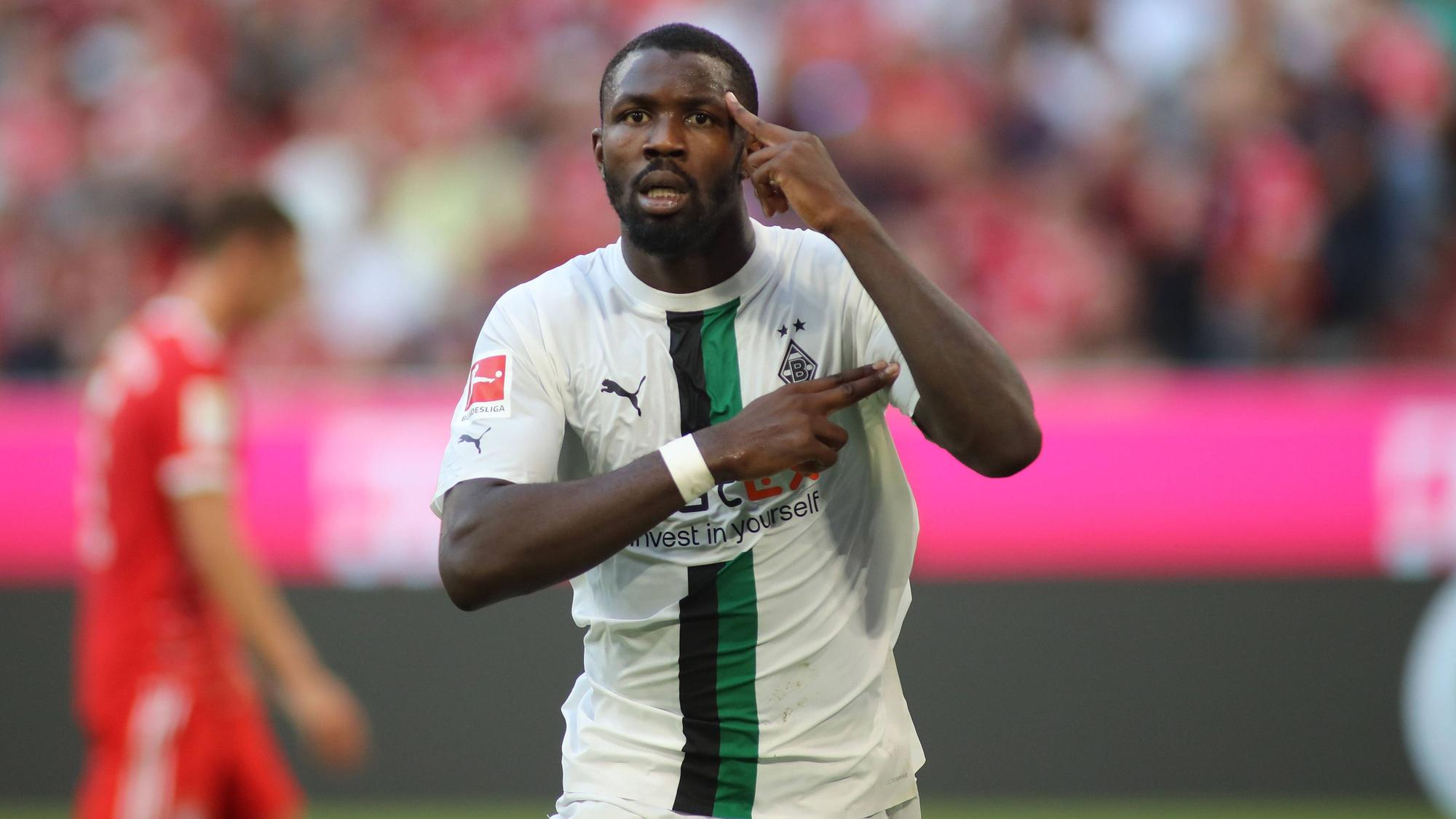 Gladbach-Stürmer Marcus Thuram bejubelt auf diesem Bild seinen Treffer für die Borussia beim Bundesliga-Duell gegen Bayern München am 27. August 2022 in der Allianz-Arena. Der Franzose macht eine Geste mit seinen beiden Armen.