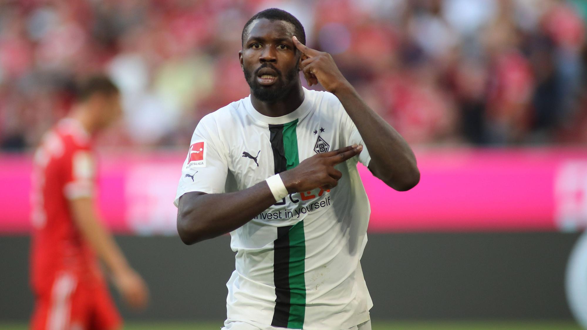 Gladbach-Stürmer Marcus Thuram bejubelt auf diesem Bild seinen Treffer für die Borussia beim Bundesliga-Duell gegen Bayern München am 27. August 2022 in der Allianz-Arena. Der Franzose macht eine Geste mit seinen beiden Armen.