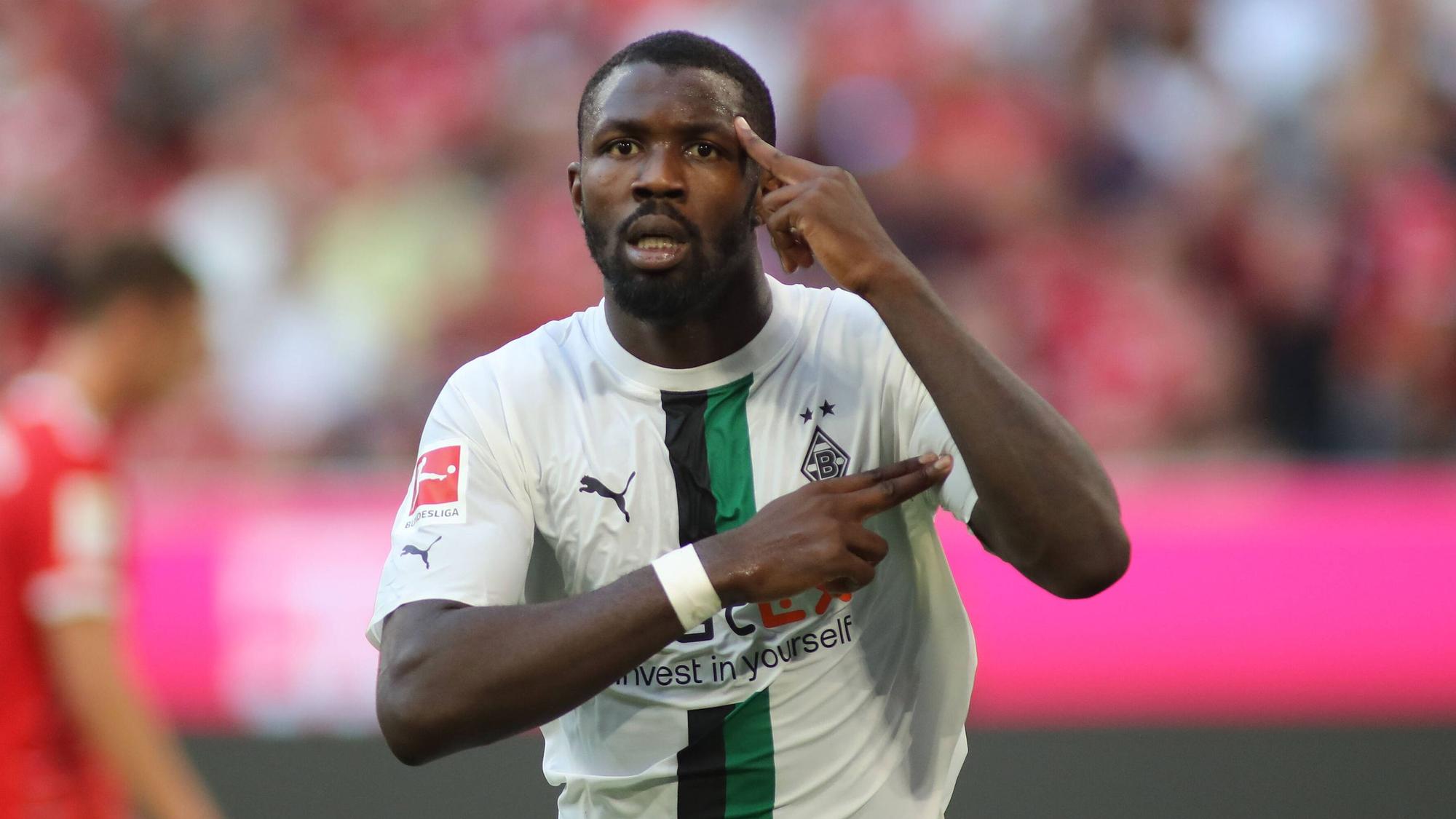 Gladbach-Stürmer Marcus Thuram bejubelt auf diesem Bild seinen Treffer für die Borussia beim Bundesliga-Duell gegen Bayern München am 27. August 2022 in der Allianz-Arena. Der Franzose macht eine Geste mit seinen beiden Armen.