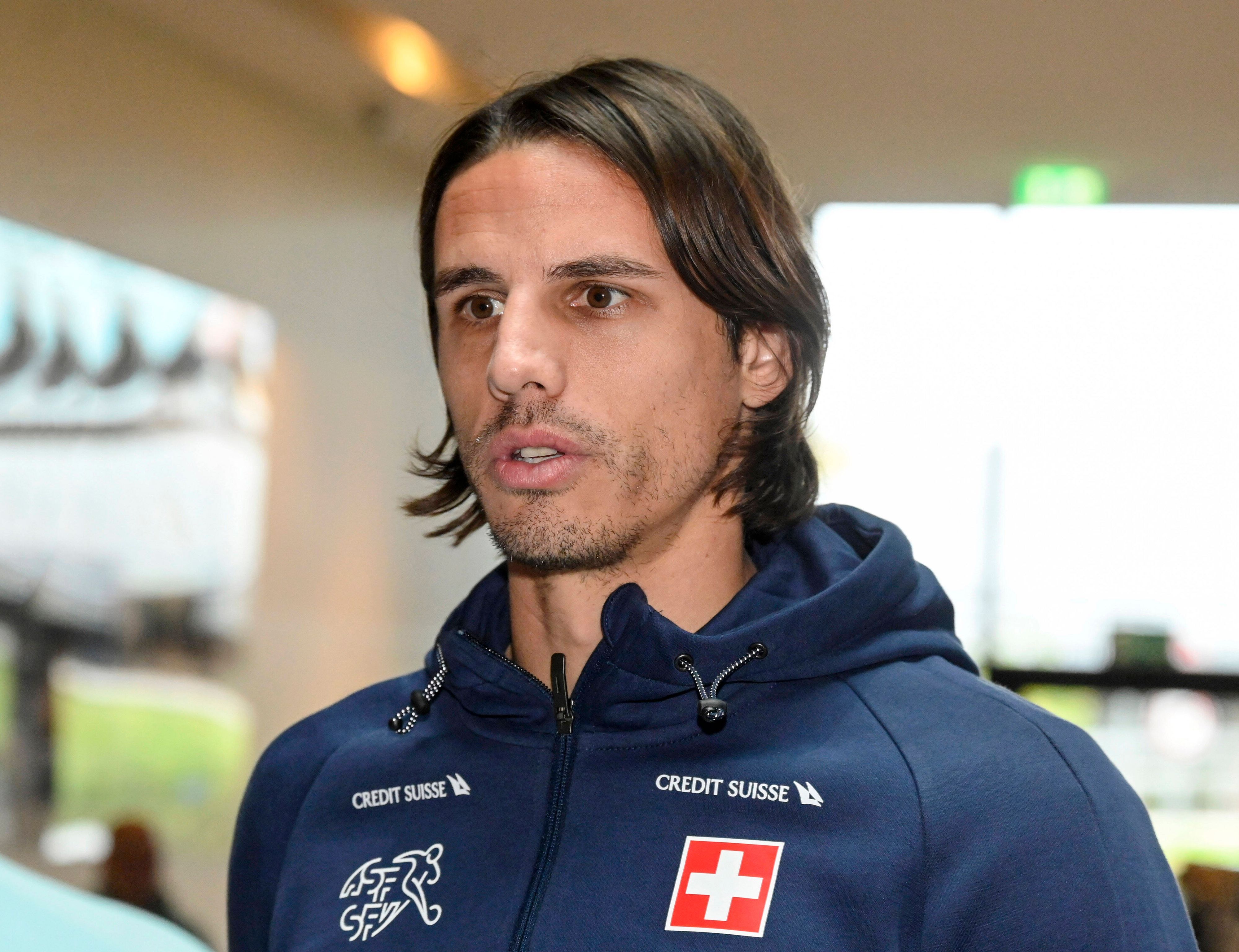 Keeper Yann Sommer, der bei Fußball-Bundesligist Borussia Mönchengladbach unter Vertrag steht, nimmt für sein Heimatland Schweiz an der Weltmeisterschaft in Katar teil. Auf diesem Foto ist er am 14. November 2022 zu sehen. Sommer trägt eine dunkle Traininsjacke, auf der Landeslogo der Schweiz zu sehen ist.