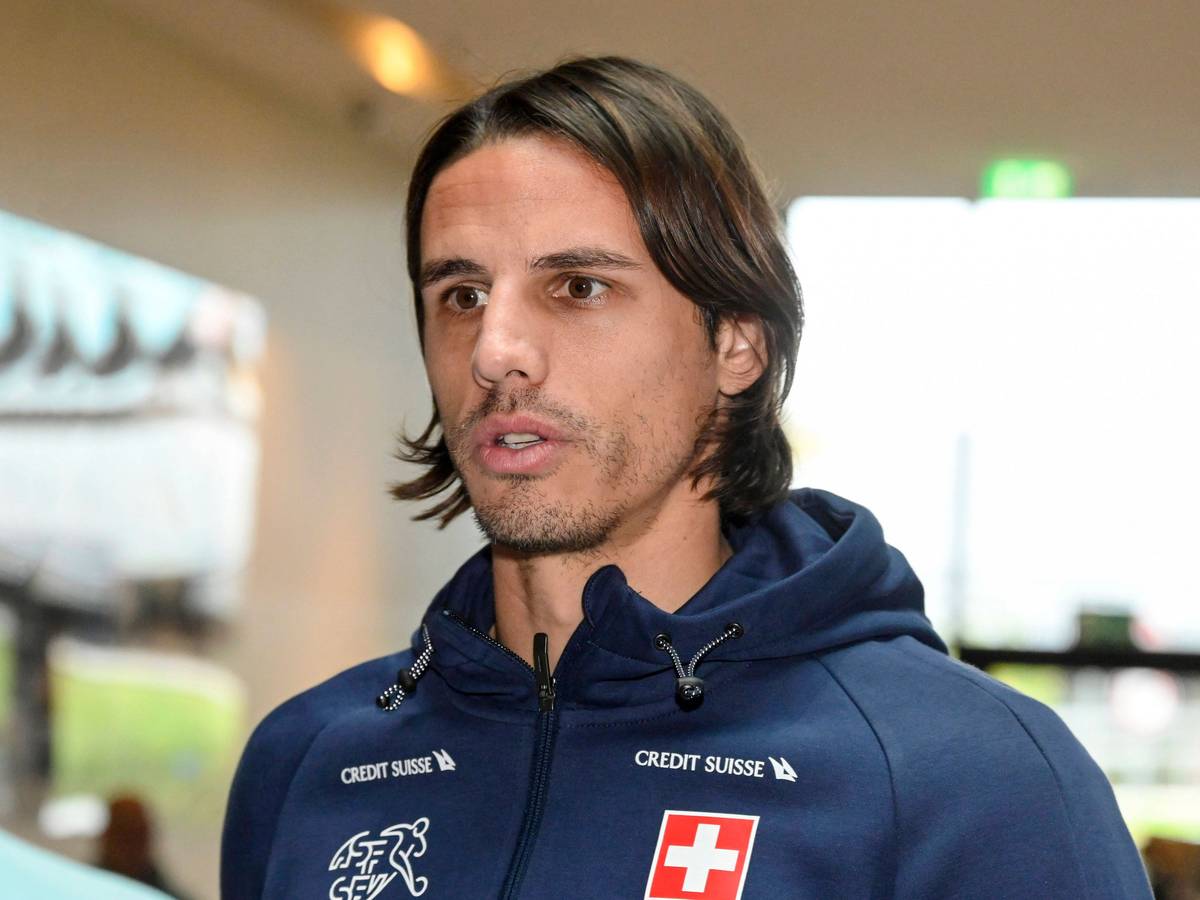 Keeper Yann Sommer, der bei Fußball-Bundesligist Borussia Mönchengladbach unter Vertrag steht, nimmt für sein Heimatland Schweiz an der Weltmeisterschaft in Katar teil. Auf diesem Foto ist er am 14. November 2022 zu sehen. Sommer trägt eine dunkle Traininsjacke, auf der Landeslogo der Schweiz zu sehen ist.