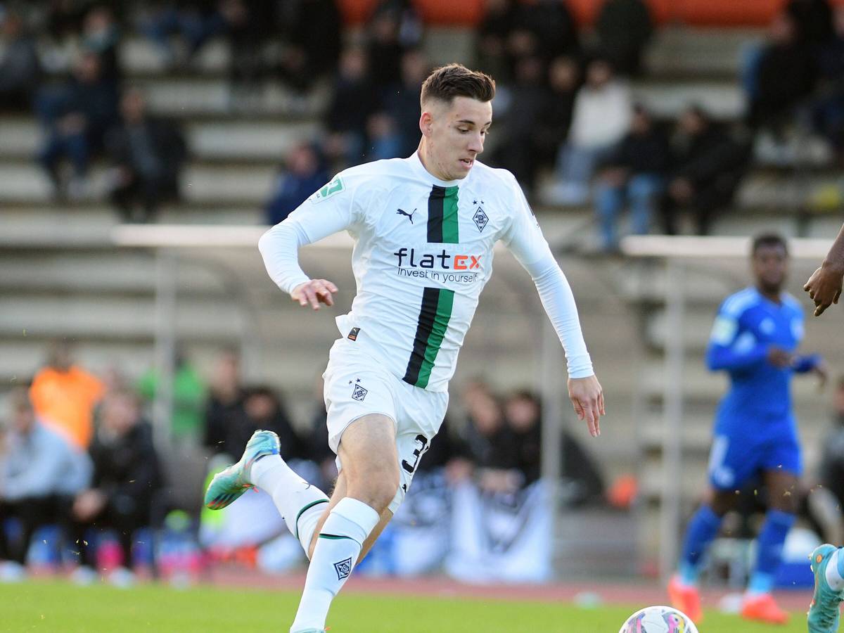 West-Klassiker am Freitag (18. November 2022) im Rheydter Grenzlandstadion: Die U23 von Borussia Mönchengladbach hat in der Regionalliga West gegen Schalke 04 gespielt. Auf diesem Foto ist Fohlen-Stürmer Conor Noß zu sehen. Noß treibt den Ball nach vorne.