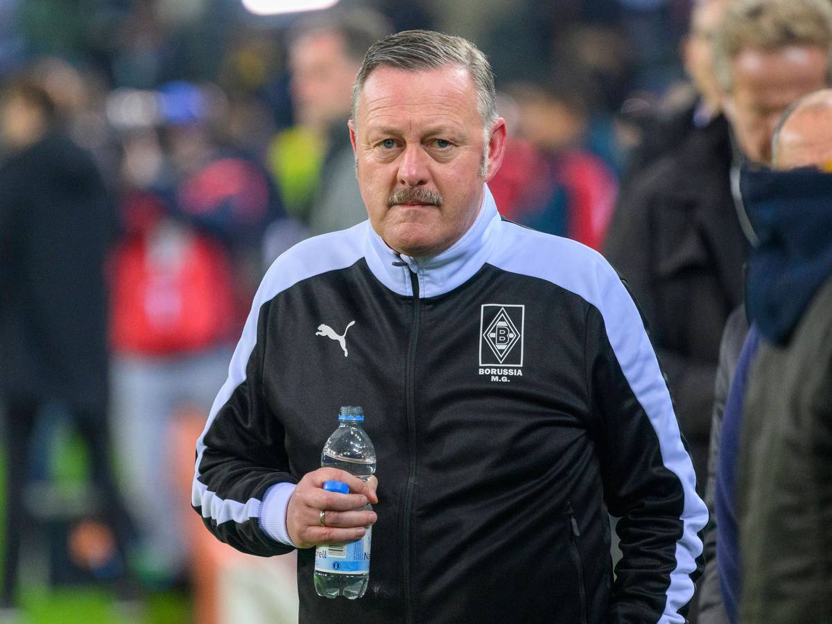 Gladbach-Manager Roland Virkus, auf diesem Foto am 11. November 2022 im Borussia-Park zu sehen. Virkus trägt eine dunkle Trainingsjacke und hält eine Flasche Mineralwasser in seiner rechten Hand.