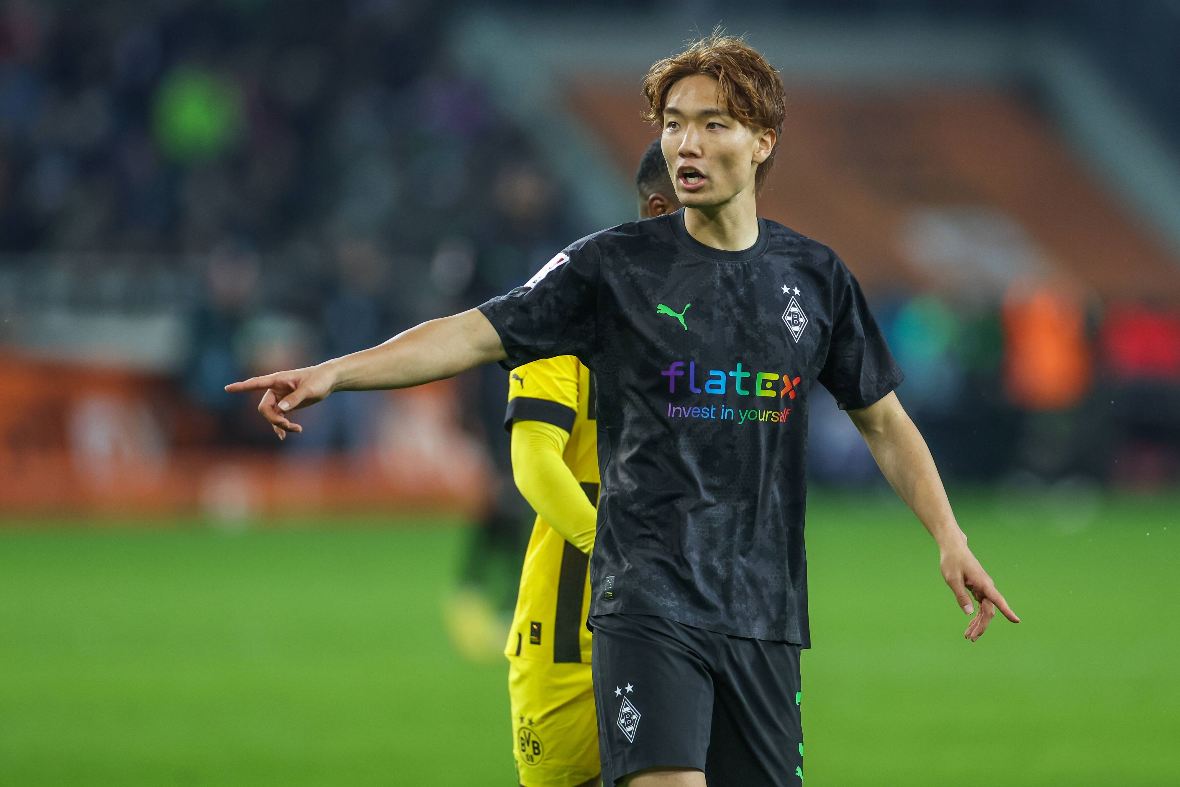 Gladbach-Verteidiger Ko Itakura, hier zu sehen am 11. November 2022 im Borussia-Park während des Bundesliga-Duells gegen Borussia Dortmund, zählt zum Japan-Kader bei der Fußball-WM in Katar. Itakura zeigt seinem Mitspieler auf dem Platz etwas an.