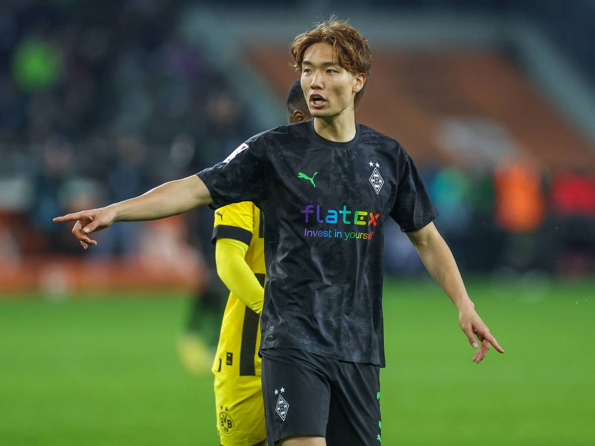 Gladbach-Verteidiger Ko Itakura, hier zu sehen am 11. November 2022 im Borussia-Park während des Bundesliga-Duells gegen Borussia Dortmund, zählt zum Japan-Kader bei der Fußball-WM in Katar. Itakura zeigt seinem Mitspieler auf dem Platz etwas an.