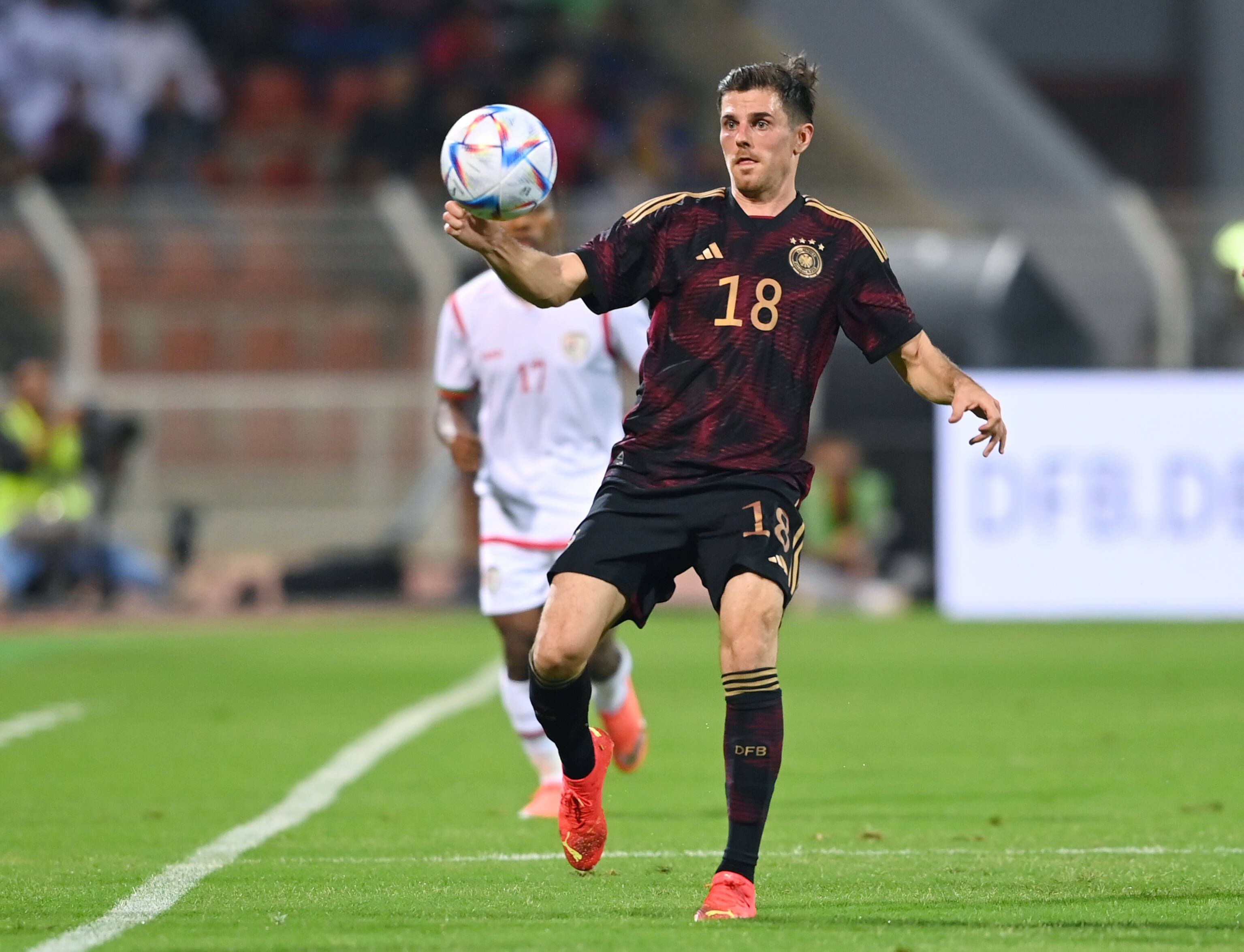 Jonas Hofmann von Borussia Mönchengladbach nimmt ab dem 20. November 2022 mit dem DFB-Team an der WM in Katar teil. Das Foto zeigt ihn am 16. November beim Testspiel der deutschen Nationalmannschaft im Oman.