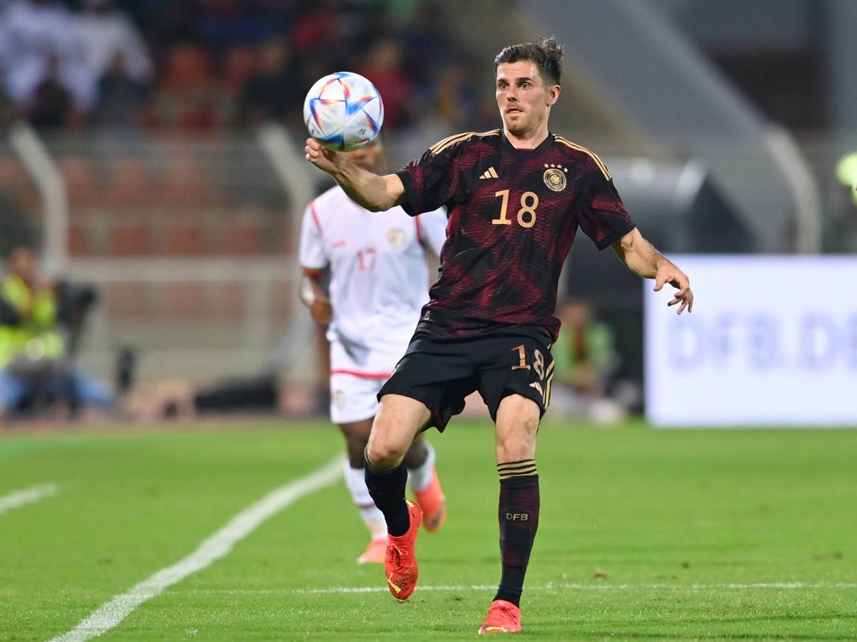Jonas Hofmann von Borussia Mönchengladbach nimmt ab dem 20. November 2022 mit dem DFB-Team an der WM in Katar teil. Das Foto zeigt ihn am 16. November beim Testspiel der deutschen Nationalmannschaft im Oman.