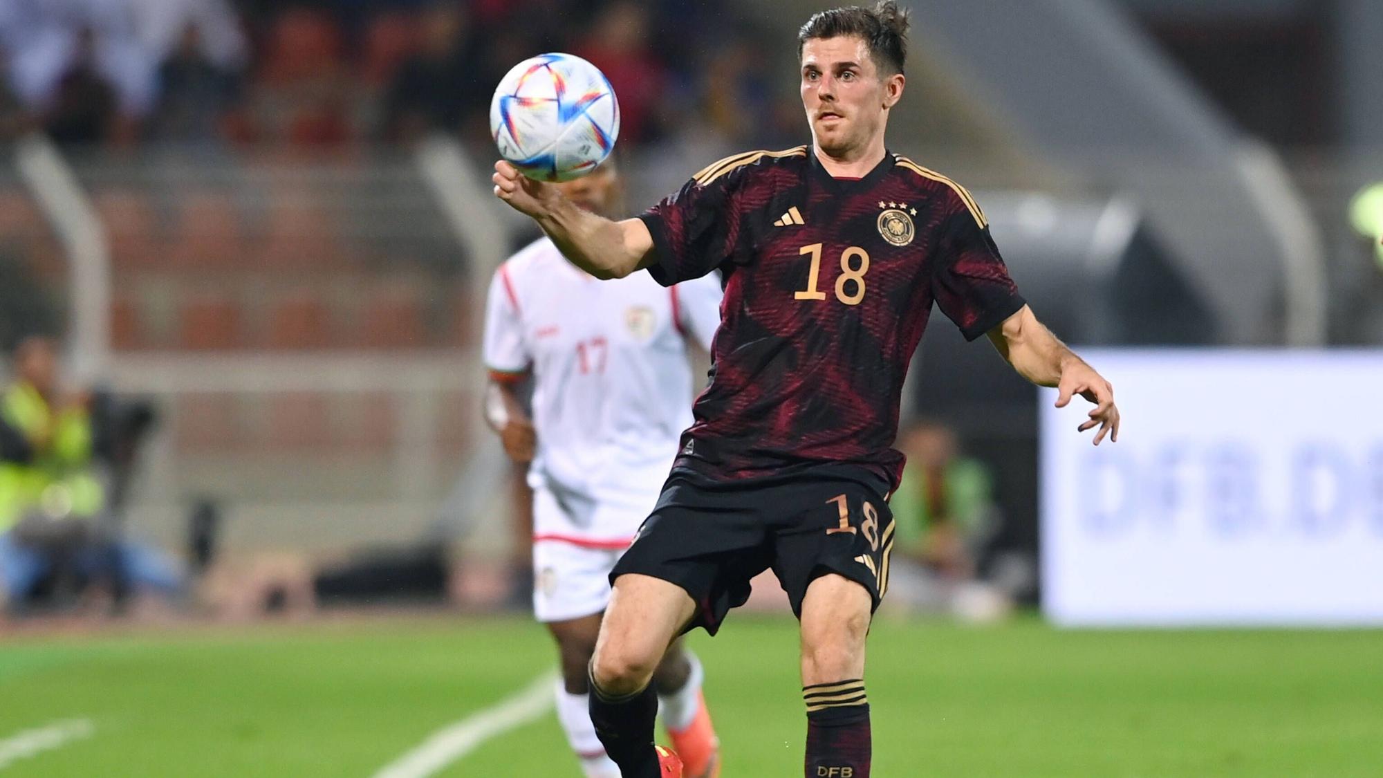 Jonas Hofmann von Borussia Mönchengladbach nimmt ab dem 20. November 2022 mit dem DFB-Team an der WM in Katar teil. Das Foto zeigt ihn am 16. November beim Testspiel der deutschen Nationalmannschaft im Oman.