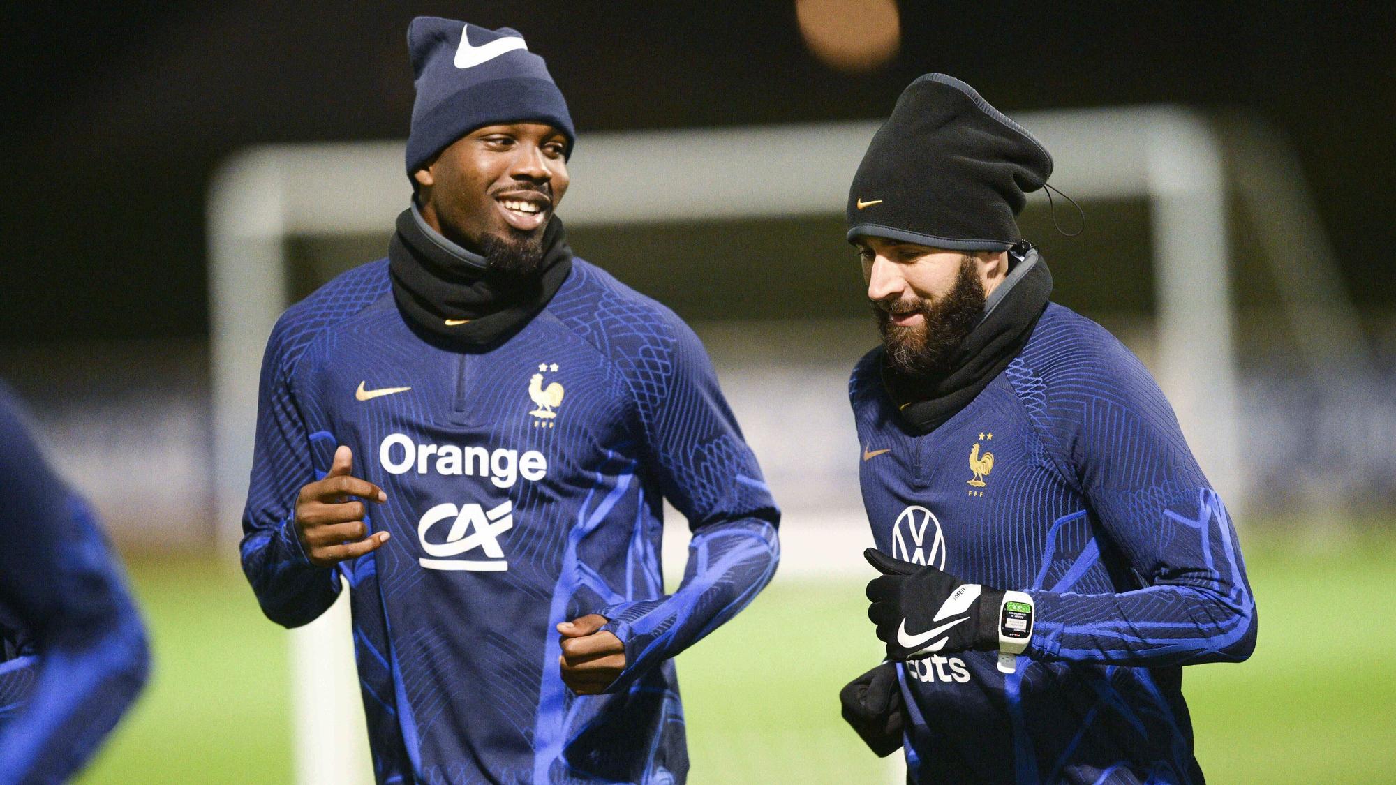 Marcus Thuram (l.) von Borussia Mönchengladbach, hier am 14. November 2022 mit Real Madrids Karim Benzema (r.) beim Training mit der französischen Nationalmannschaft, ist auf dem Transfermarkt angeblich heiß begehrt.