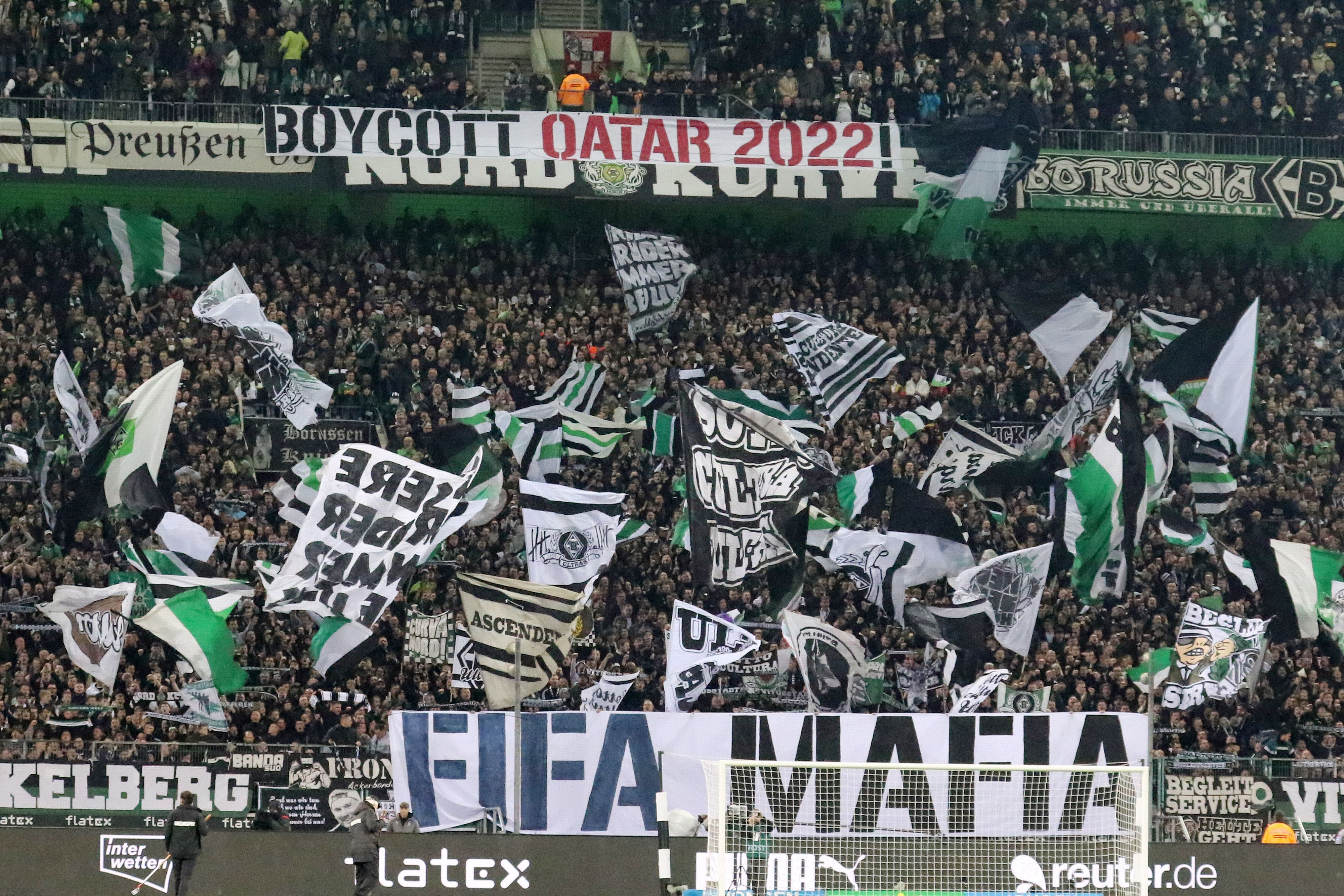 Fans von Borussia Mönchengladbach beim Spiel gegen Borussia Dortmund am 11. November 2022 in der Nordkurve.