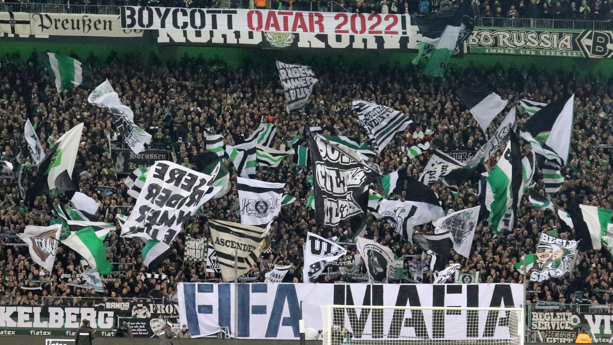 Fans von Borussia Mönchengladbach beim Spiel gegen Borussia Dortmund am 11. November 2022 in der Nordkurve.