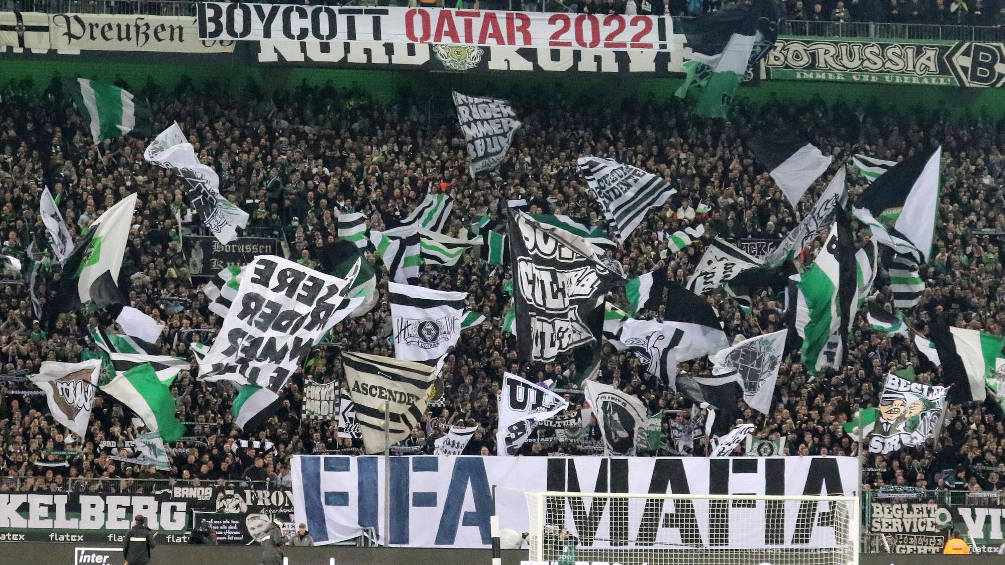 Fans von Borussia Mönchengladbach beim Spiel gegen Borussia Dortmund am 11. November 2022. Zu sehen sind Fahnen und Banner im Borussia-Park.