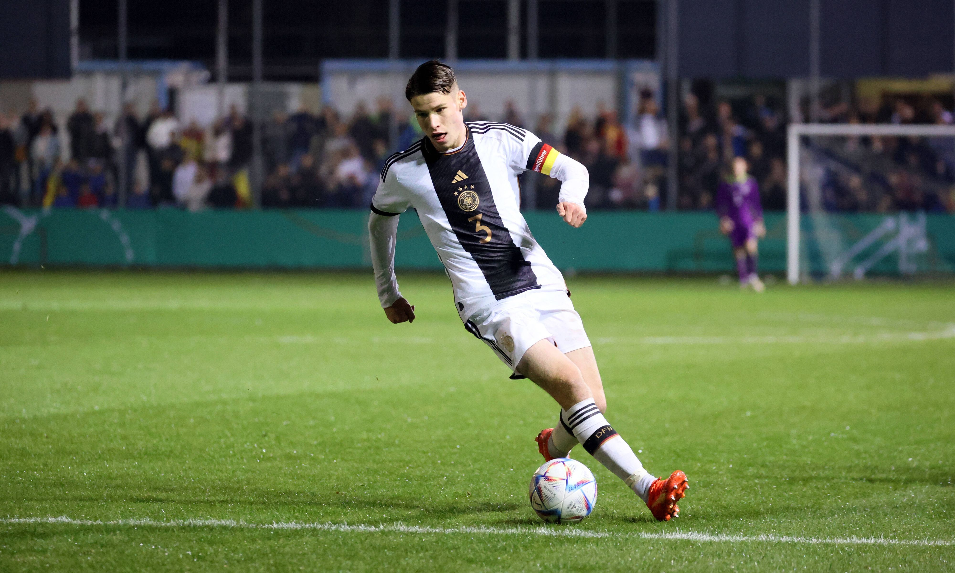 Lucas Ullrich, hier am 25. Oktober 2022 beim U19-Länderspiel zwischen Deutschland und Spanien, soll das Interesse von Borussia Mönchengladbach geweckt haben.