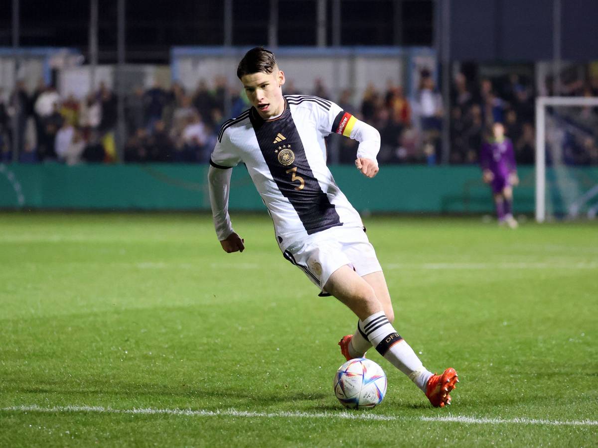 Lukas Ullrich, hier am 25. Oktober 2022 beim U19-Länderspiel zwischen Deutschland und Spanien, soll vor einem Wechsel zu Borussia Mönchengladbach stehen.