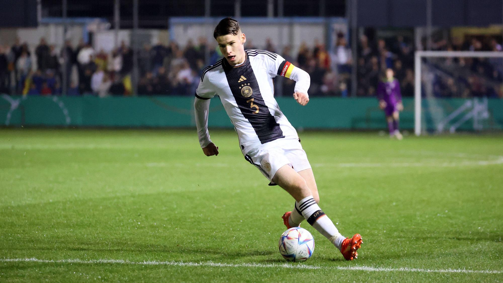 Lucas Ullrich, hier am 25. Oktober 2022 beim U19-Länderspiel zwischen Deutschland und Spanien, soll das Interesse von Borussia Mönchengladbach geweckt haben.