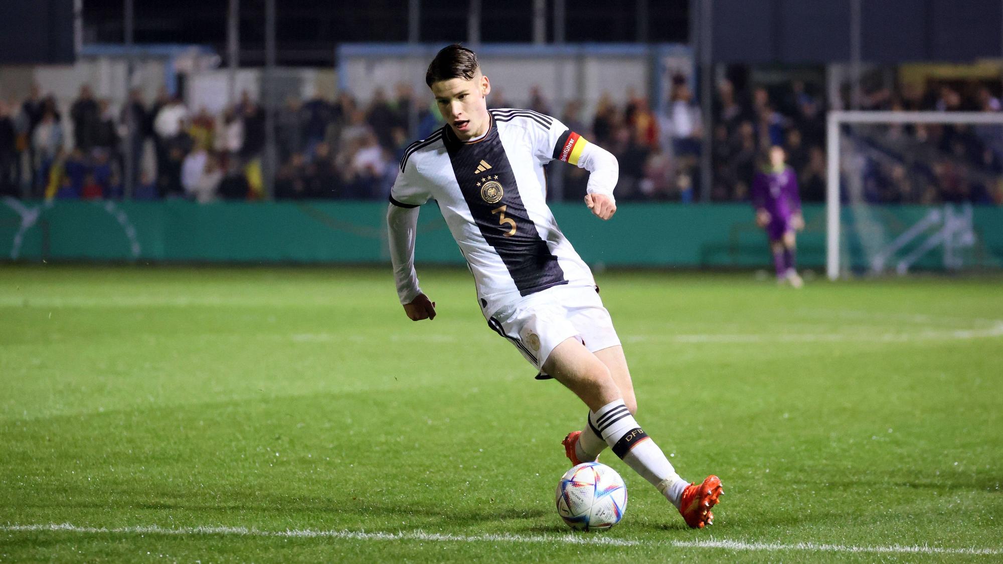 Lukas Ullrich, hier am 25. Oktober 2022 beim U19-Länderspiel zwischen Deutschland und Spanien, soll vor einem Wechsel zu Borussia Mönchengladbach stehen.