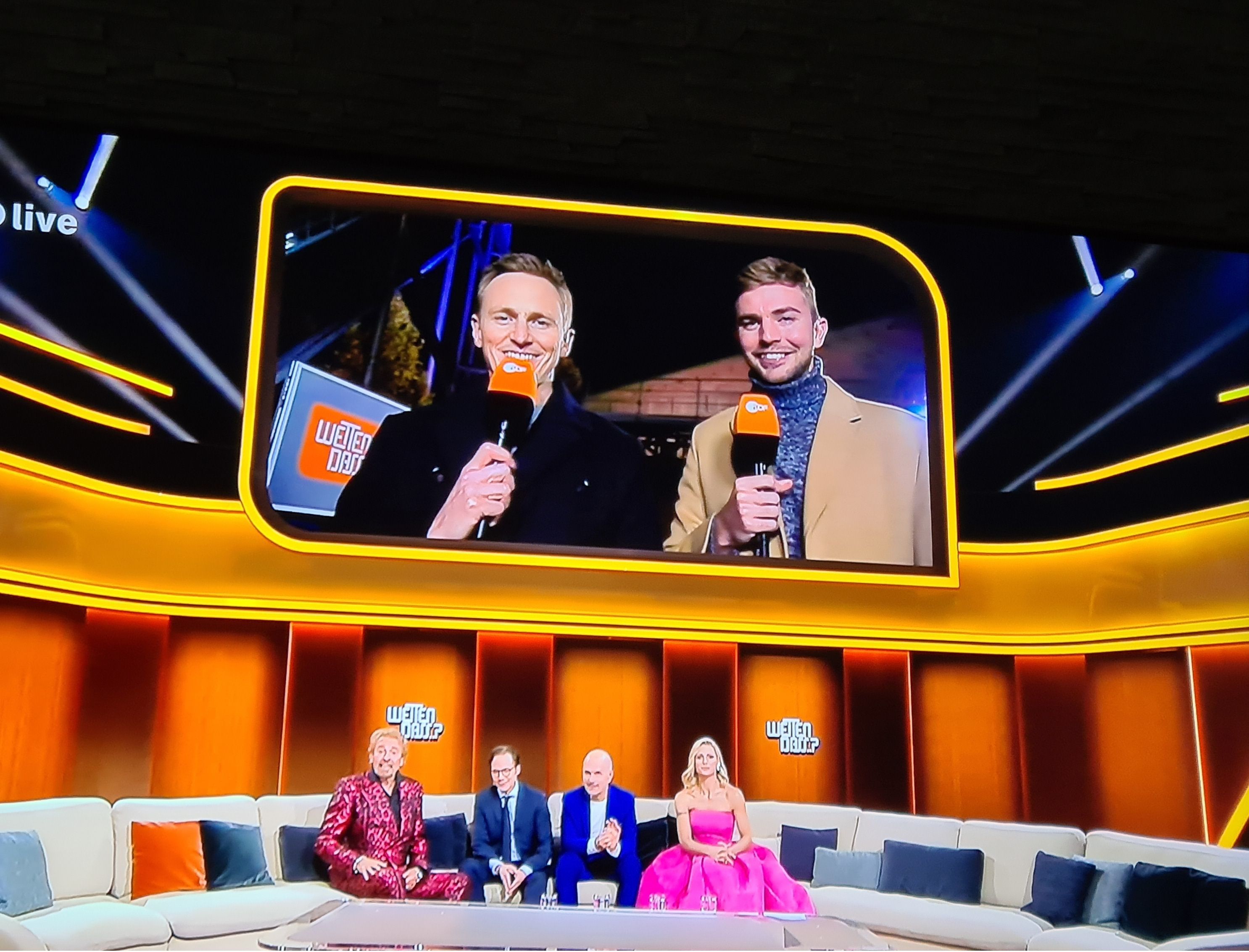 Sportreporter Jochen Breyer (l.) und Fußballspieler Christoph Kramer von Borussia Mönchengladbach moderierten am Samstagabend (19. November 2022) die Außenwette in der Unterhaltungsshow „Wetten, dass..?“.