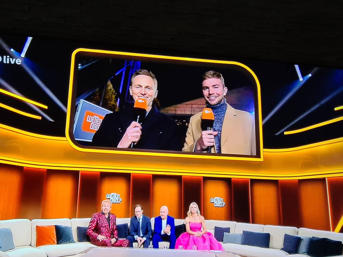 Sportreporter Jochen Breyer (l.) und Fußballspieler Christoph Kramer von Borussia Mönchengladbach moderierten am Samstagabend (19. November 2022) die Außenwette in der Unterhaltungsshow „Wetten, dass..?“.