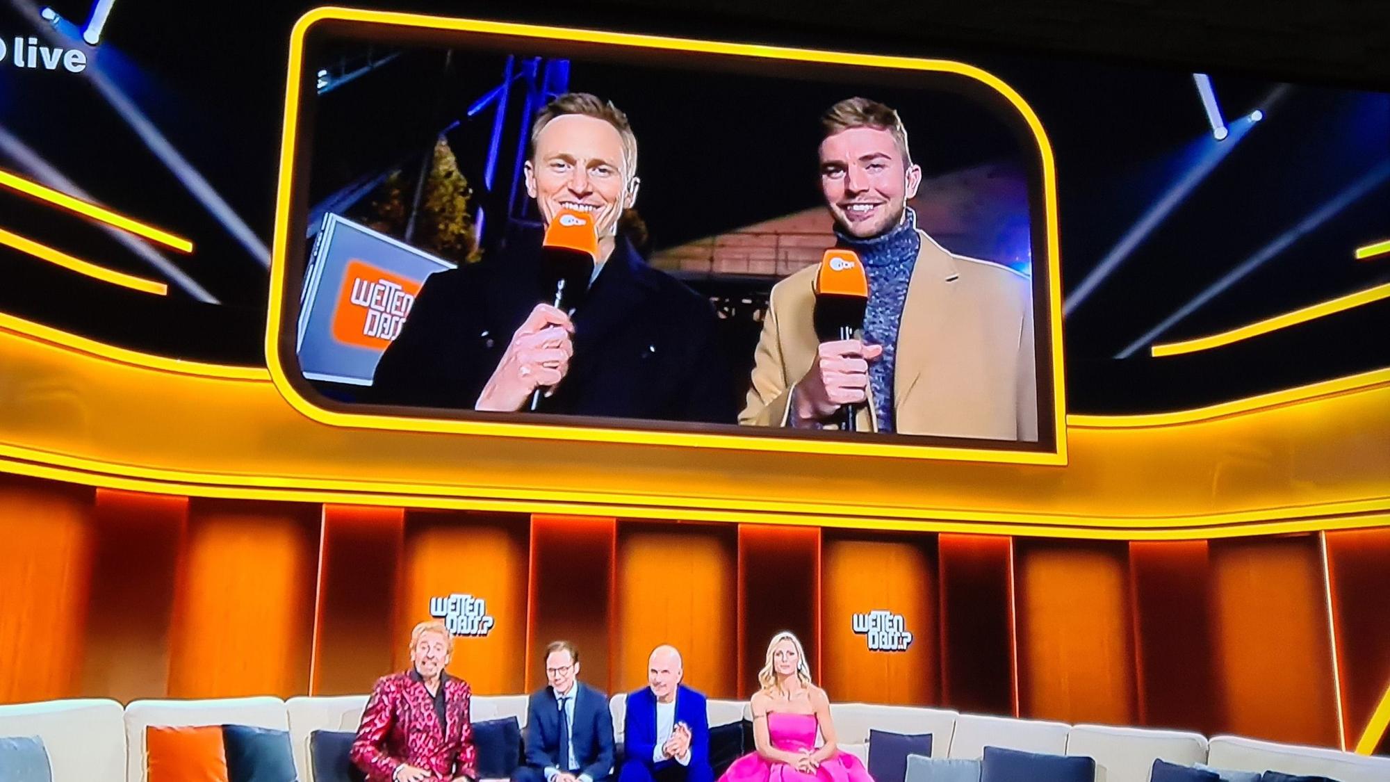 Sportreporter Jochen Breyer (l.) und Fußballspieler Christoph Kramer von Borussia Mönchengladbach moderierten am Samstagabend (19. November 2022) die Außenwette in der Unterhaltungsshow „Wetten, dass..?“.