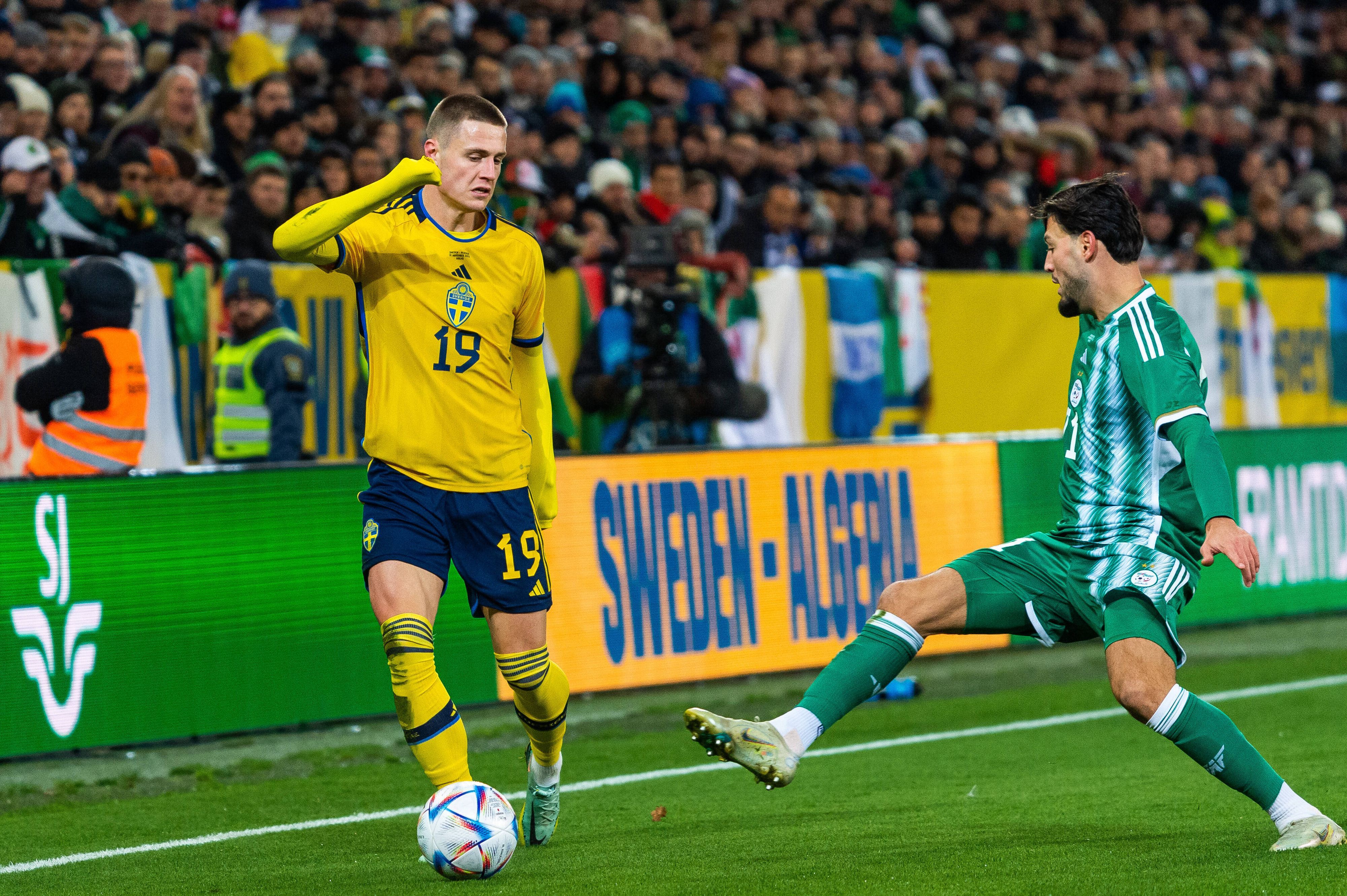 Ramy Bensebaini (r.) von Borussia Mönchengladbach am 19. November 2022 beim Länderspiel zwischen Algerien und Schweden beim Zweikampf mit Mattias Svanberg (l.).