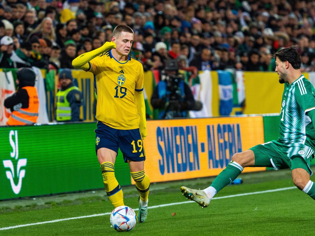 Ramy Bensebaini (r.) von Borussia Mönchengladbach am 19. November 2022 beim Länderspiel zwischen Algerien und Schweden beim Zweikampf mit Mattias Svanberg (l.).