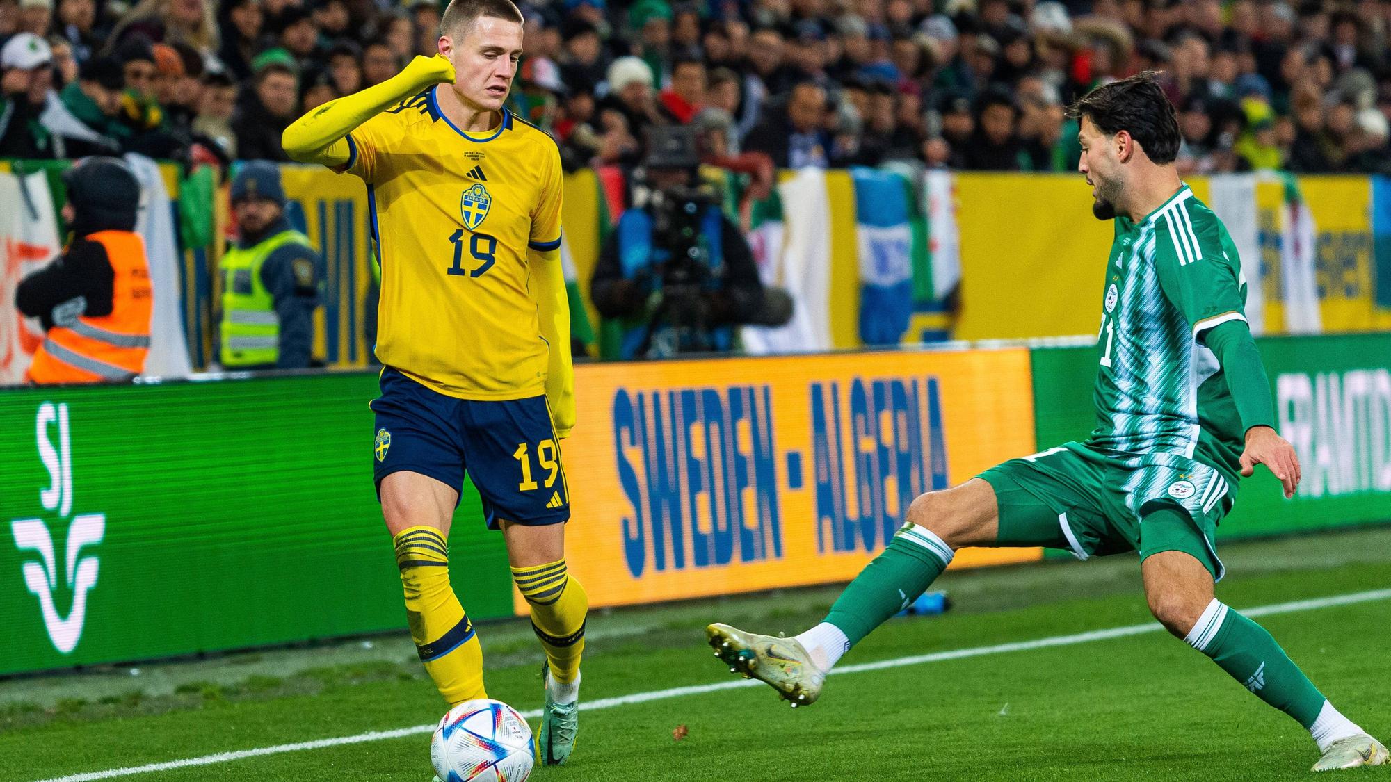 Ramy Bensebaini (r.) von Borussia Mönchengladbach am 19. November 2022 beim Länderspiel zwischen Algerien und Schweden beim Zweikampf mit Mattias Svanberg (l.).