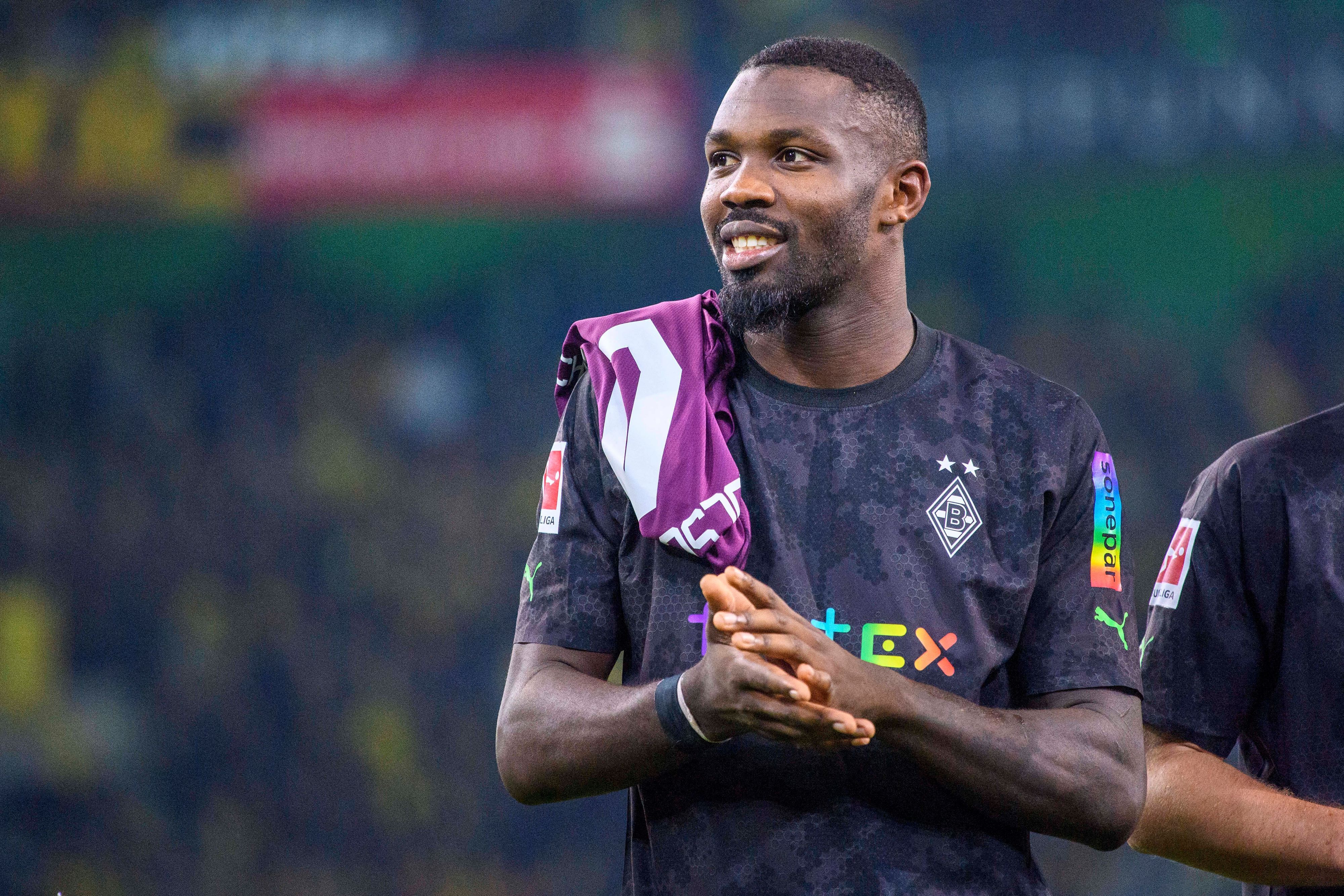 Marcus Thuram von Borussia Mönchengladbach reibt sich nach dem Sieg gegen Borussia Dortmund am 11. November 2022 die Hände.