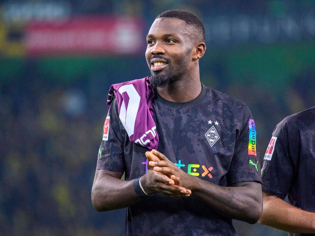 Marcus Thuram von Borussia Mönchengladbach reibt sich nach dem Sieg gegen Borussia Dortmund am 11. November 2022 die Hände.