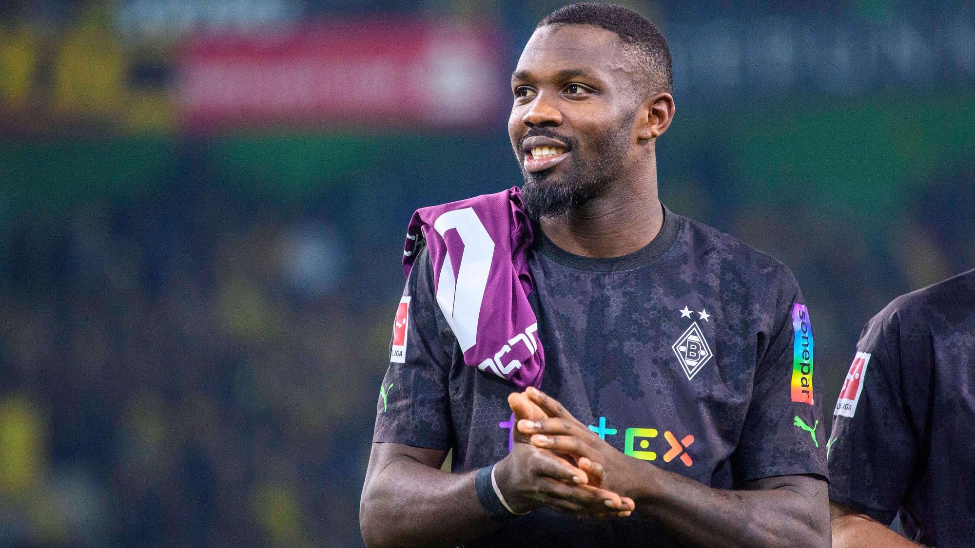 Marcus Thuram von Borussia Mönchengladbach reibt sich nach dem Sieg gegen Borussia Dortmund am 11. November 2022 die Hände.