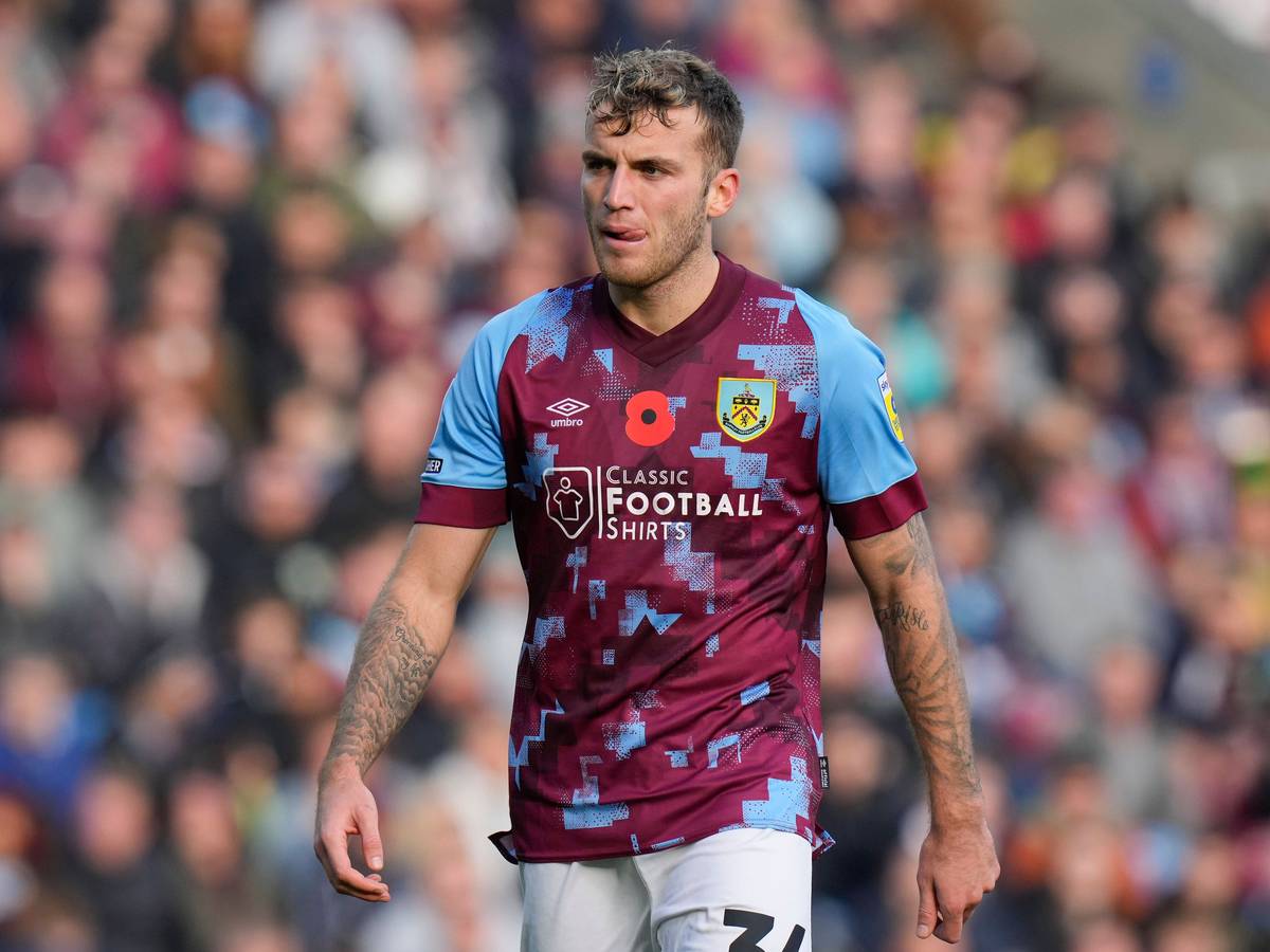 Jordan Beyer im Trikot des FC Burnley am 13. November 2022.