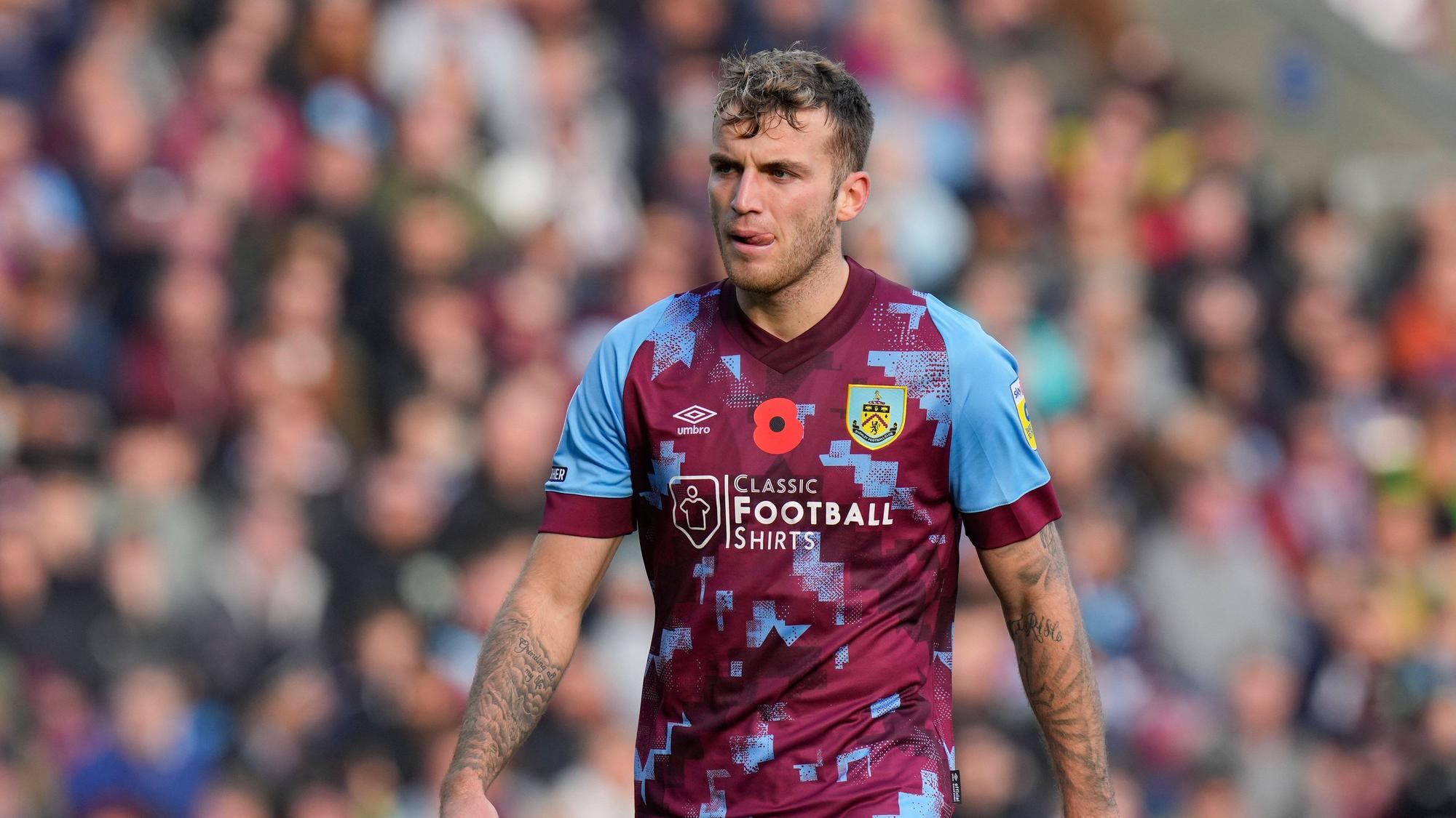 Jordan Beyer im Trikot des FC Burnley am 13. November 2022.