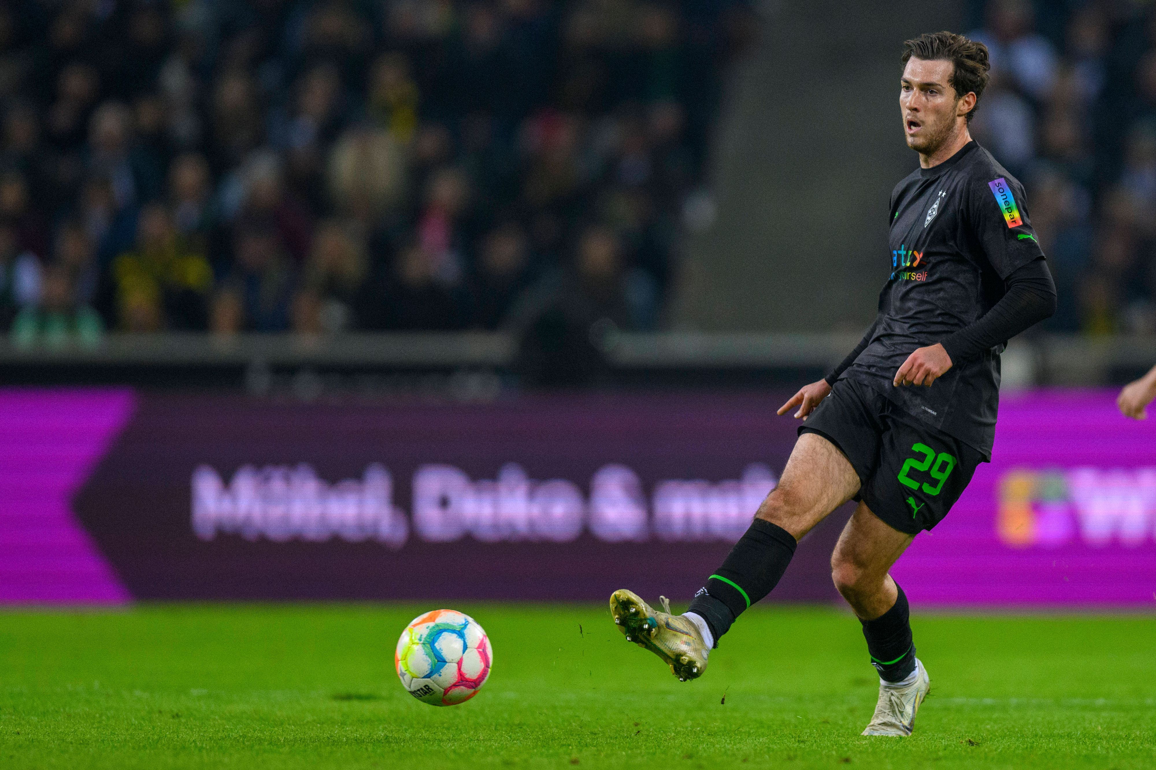 Joe Scally von Borussia Mönchengladbach am 11. November 2022 bei einem Pass.