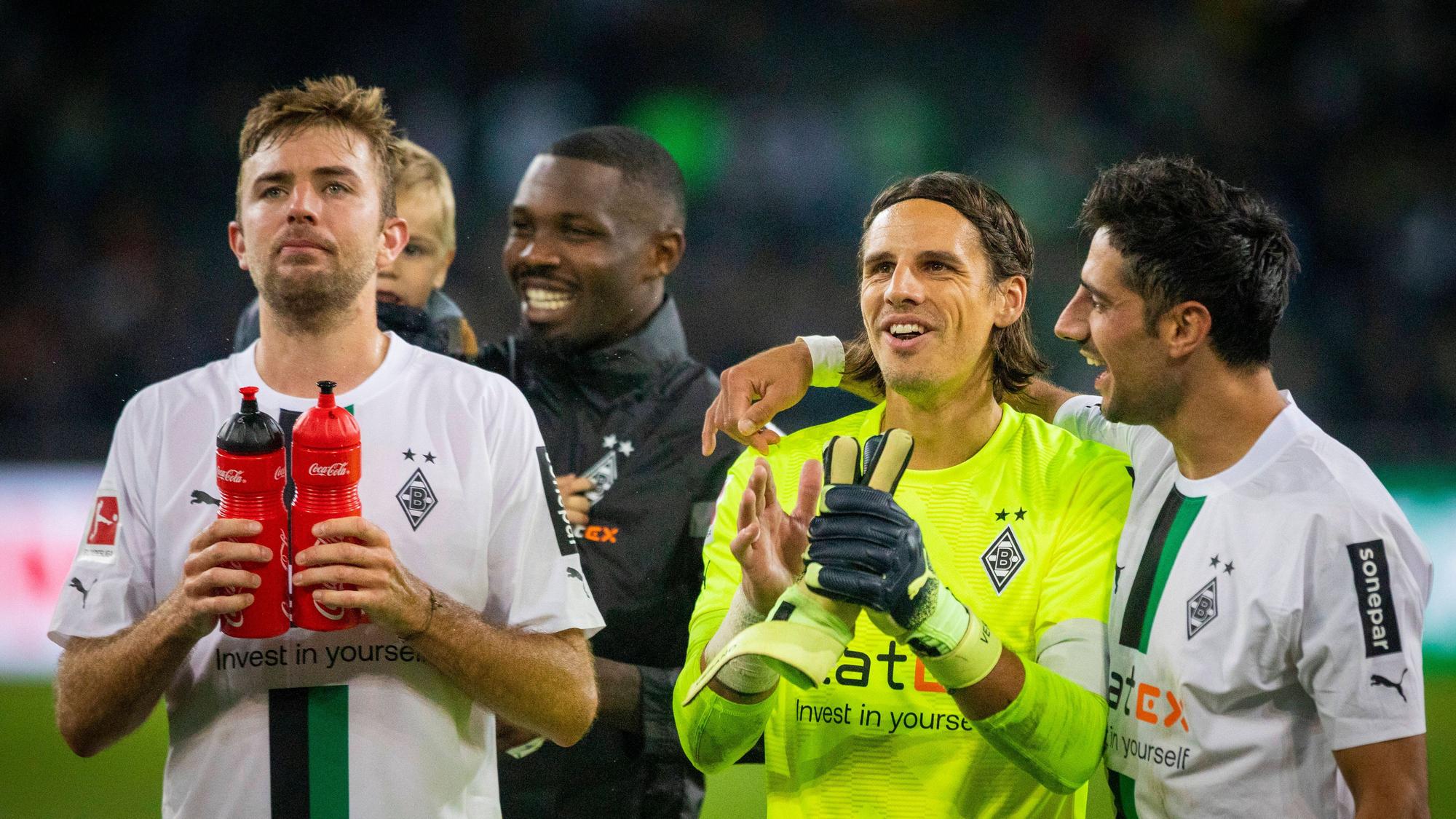 Yann Sommer (2.v.r) und Lars Stindl (r.) feiern den Sieg gegen RB Leipzig am 17. September 2022 gemeinsam mit ihren Borussia-Mönchengladbach-Teamkollegen Christoph Kramer (l.) und Marcus Thuram (2.v.l.).