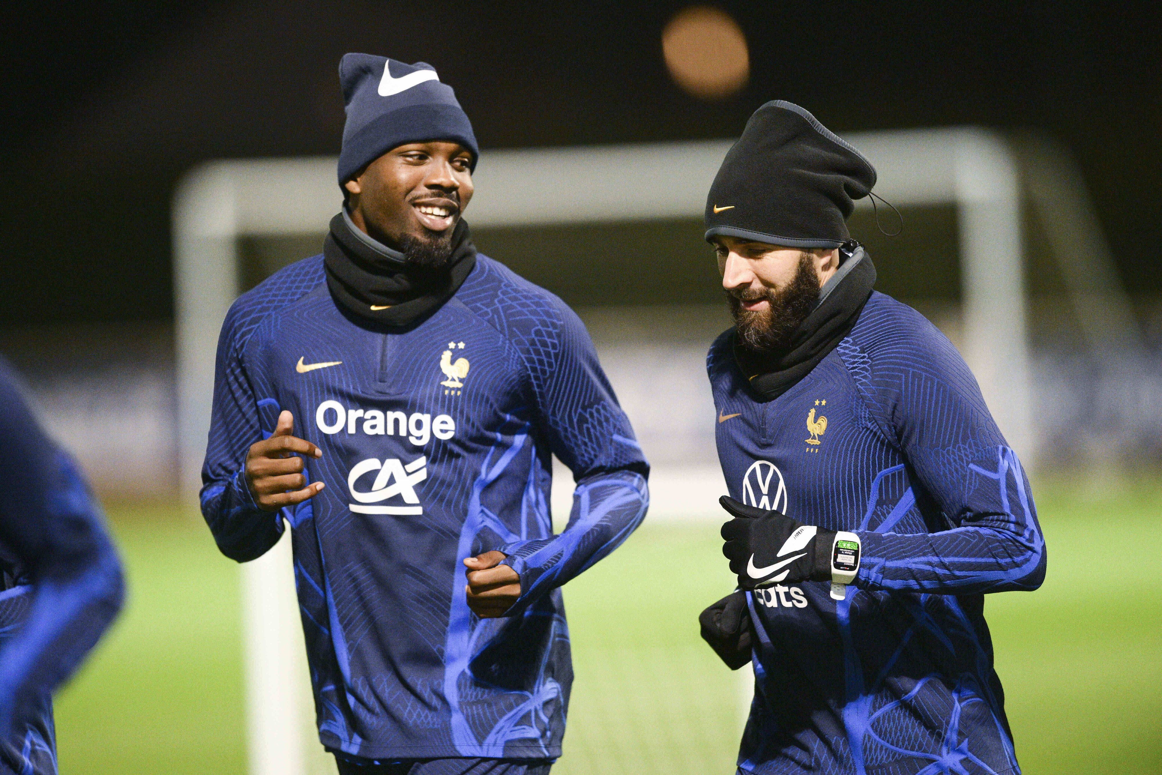 Marcus Thuram (l.) und Karim Benzema (r.) im Lauftraining der französischen Nationalmannschaft am 14. November 2022.