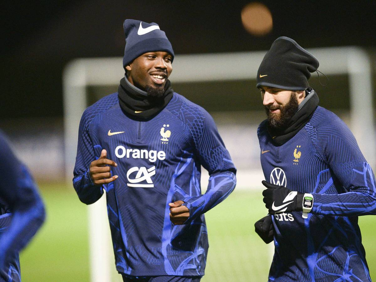 Marcus Thuram (l.) und Karim Benzema (r.) im Lauftraining der französischen Nationalmannschaft am 14. November 2022.
