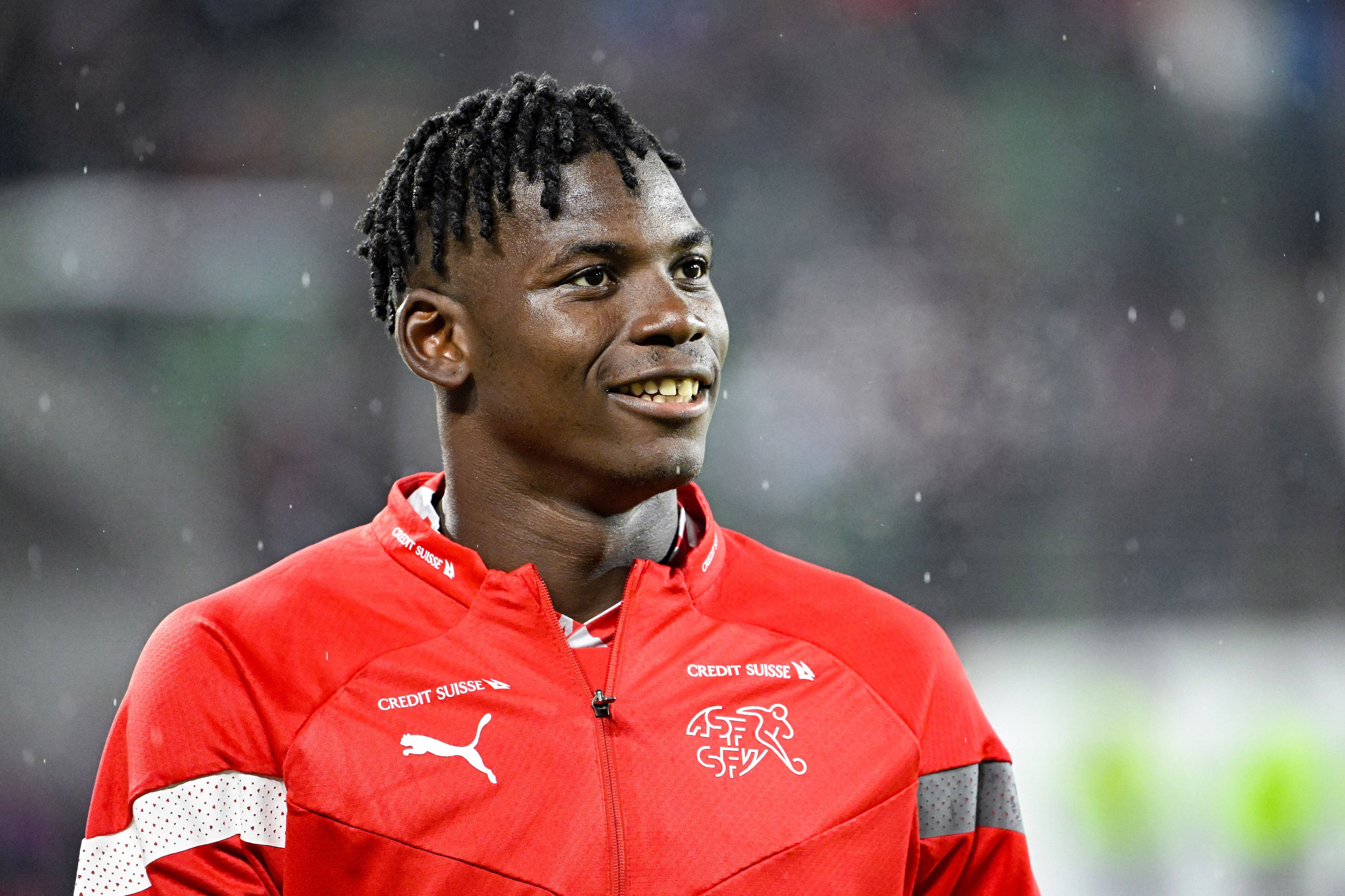 Breel Embolo, Ex-Spieler von Borussia Mönchengladbach, startet am Donnerstag mit der Schweiz gegen Kamerun in die WM 2022 in Katar. Das Foto zeigt ihn am 27. September beim Länderspiel gegen Tschechien in der Nations League.