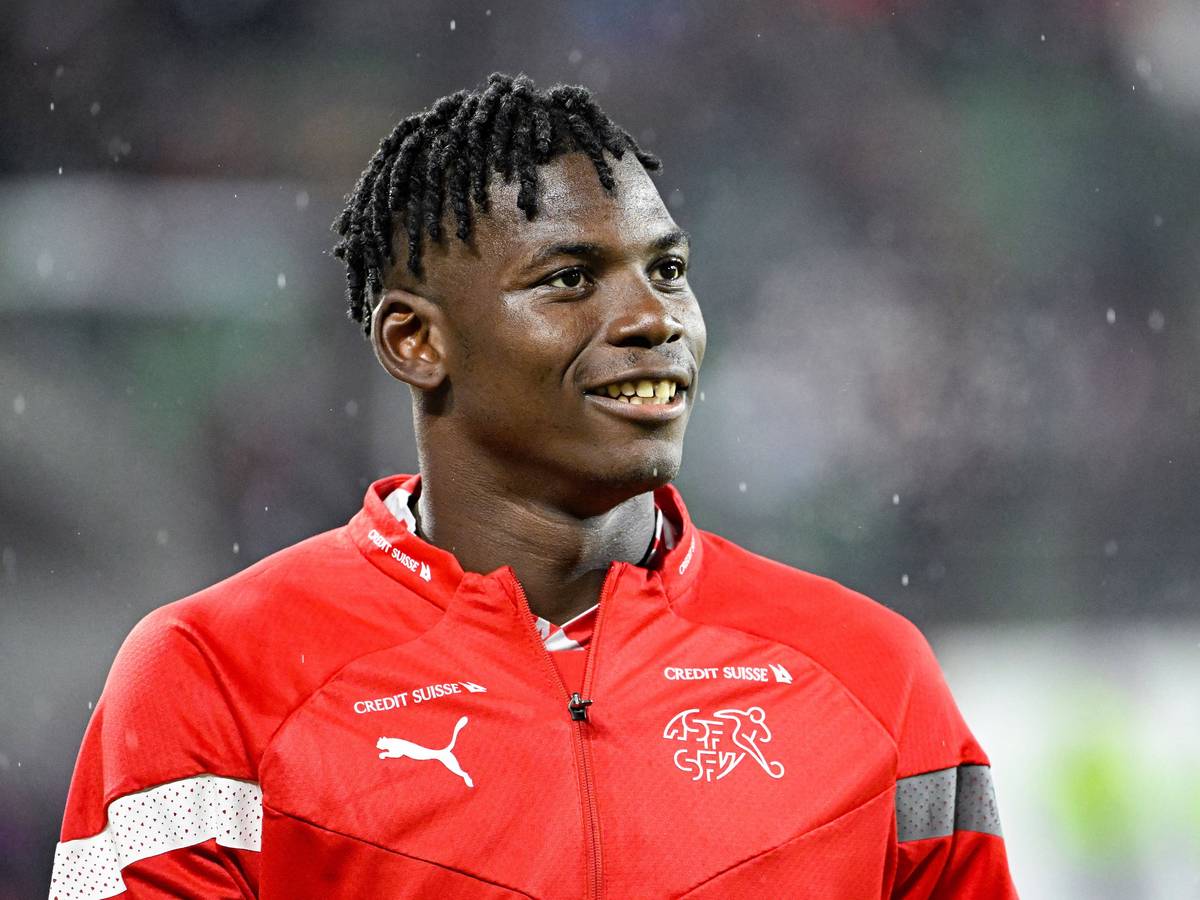Breel Embolo, Ex-Spieler von Borussia Mönchengladbach, startet am Donnerstag mit der Schweiz gegen Kamerun in die WM 2022 in Katar. Das Foto zeigt ihn am 27. September beim Länderspiel gegen Tschechien in der Nations League.