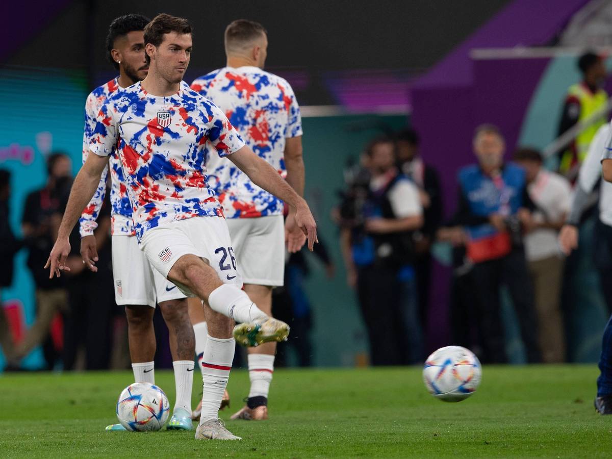 Joe Scally von Borussia Mönchengladbach, hier vor dem Spiel zwischen den USA und Wales am 21. November 2022, ist mit seiner Nationalmannschaft mit einem Remis in die WM gestartet.