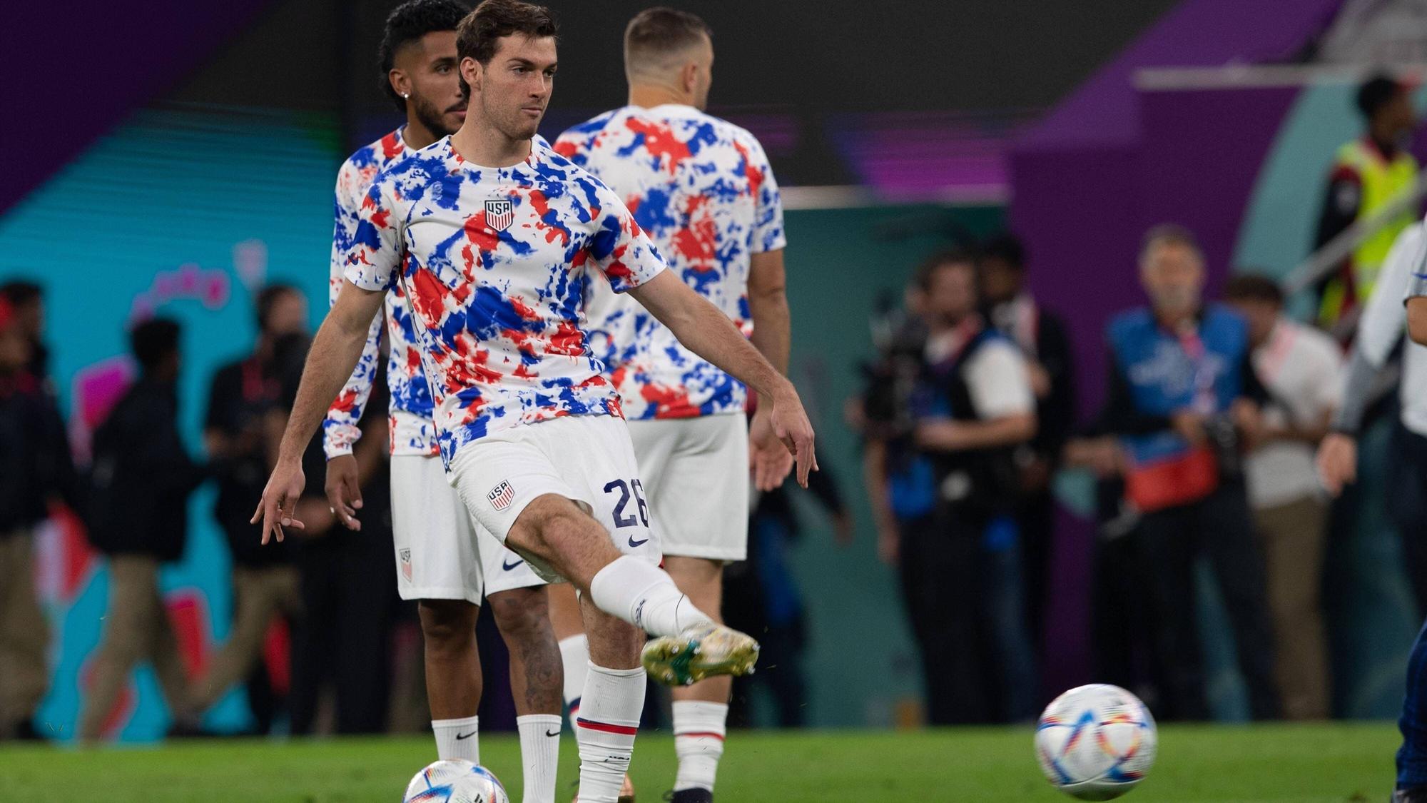 Joe Scally von Borussia Mönchengladbach, hier vor dem Spiel zwischen den USA und Wales am 21. November 2022, ist mit seiner Nationalmannschaft mit einem Remis in die WM gestartet.
