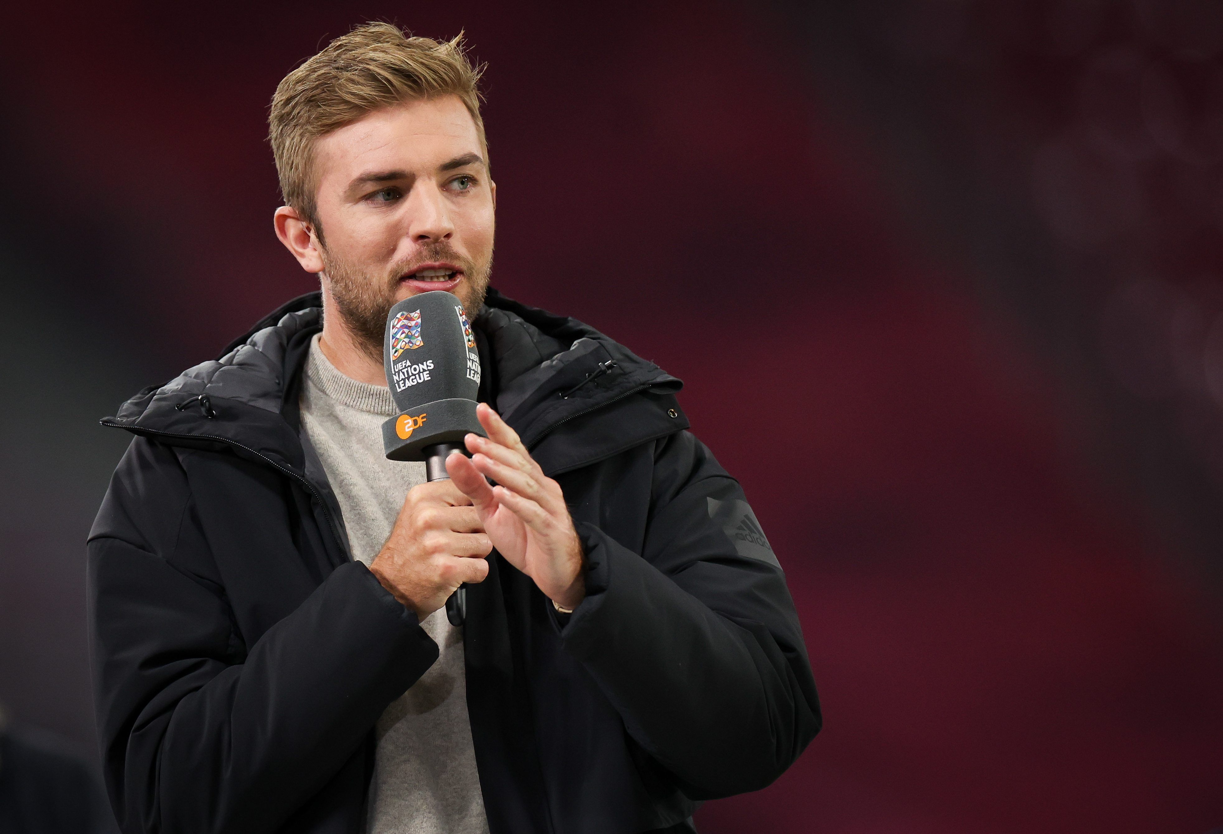 Christoph Kramer, Spieler von Borussia Mönchengladbach und derzeit als „ZDF“-Experte bei der WM im Einsatz, hat sich zur Diskussion um die „One-Love-Binde“ geäußert – und ordentlich in Rage geredet. Das Foto zeigt den 31-Jährigen am 23. September bei einem Länderspiel zwischen Deutschland und Ungarn bei seiner Experten-Tätigkeit am Mikro.