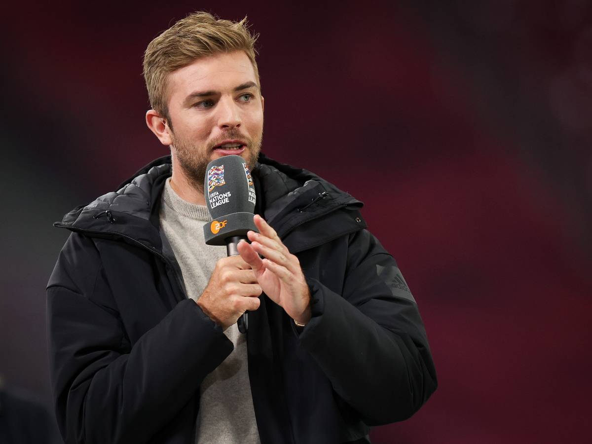 Christoph Kramer, Spieler von Borussia Mönchengladbach und derzeit als „ZDF“-Experte bei der WM im Einsatz, hat sich zur Diskussion um die „One-Love-Binde“ geäußert – und ordentlich in Rage geredet. Das Foto zeigt den 31-Jährigen am 23. September bei einem Länderspiel zwischen Deutschland und Ungarn bei seiner Experten-Tätigkeit am Mikro.