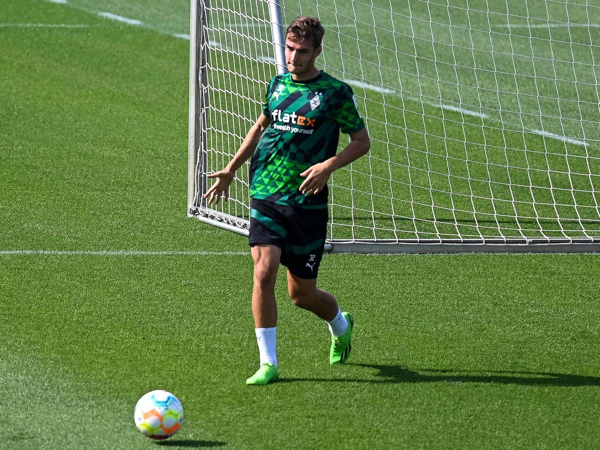 Florian Neuhaus von Borussia Mönchengladbach macht nach seiner Kreuzbandverletzung Fortschritte. Das Foto zeigt ihn beim Training am 24. August 2022 im Borussia-Park.
