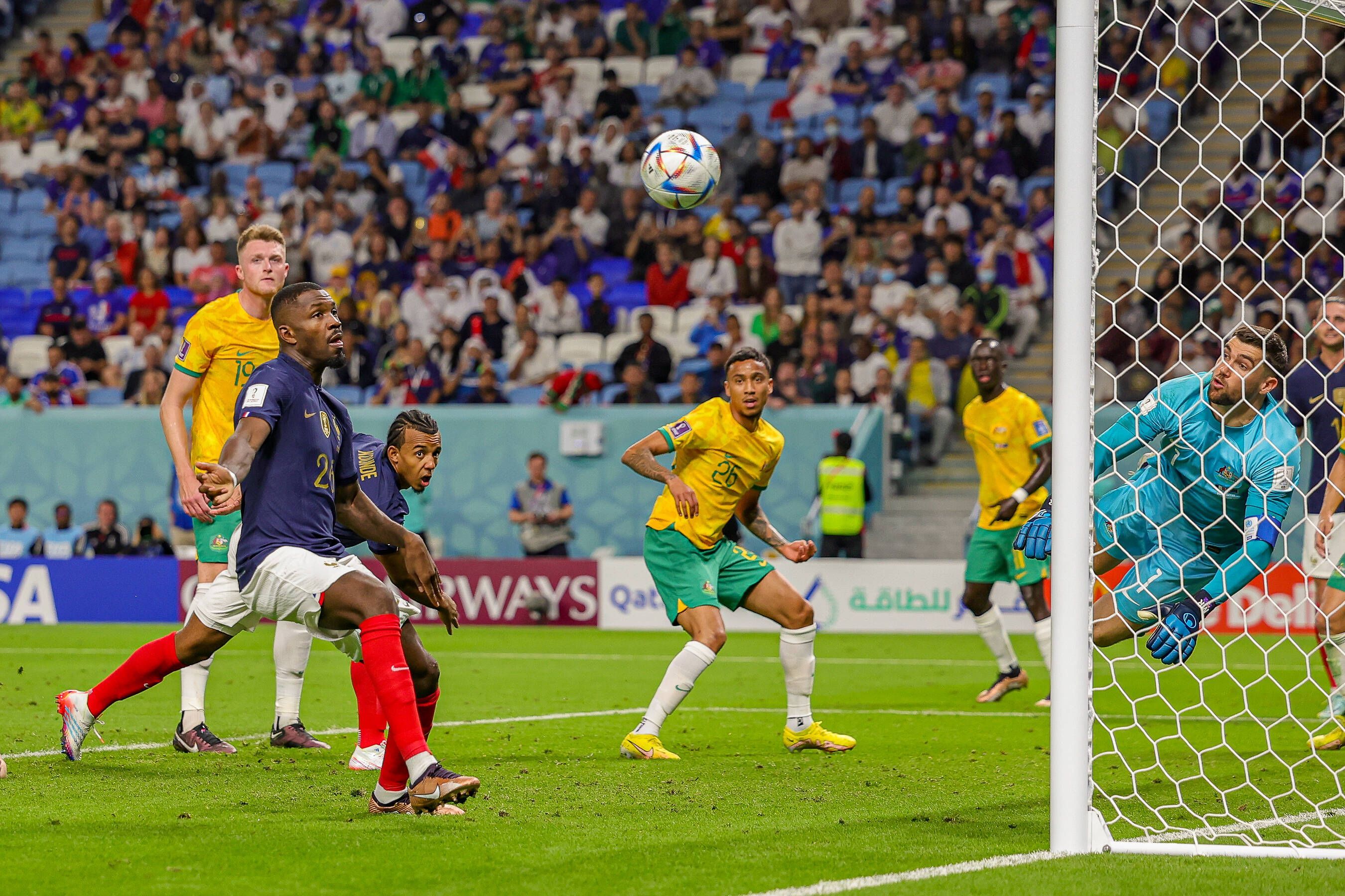 Marcus Thuram (l.) wurde beim WM-Spiel zwischen Frankreich und Australien (22. November 2022) in der 89. Minute eingewechselt. Das Foto zeigt den Angreifer bei einer Szene im Strafraum.