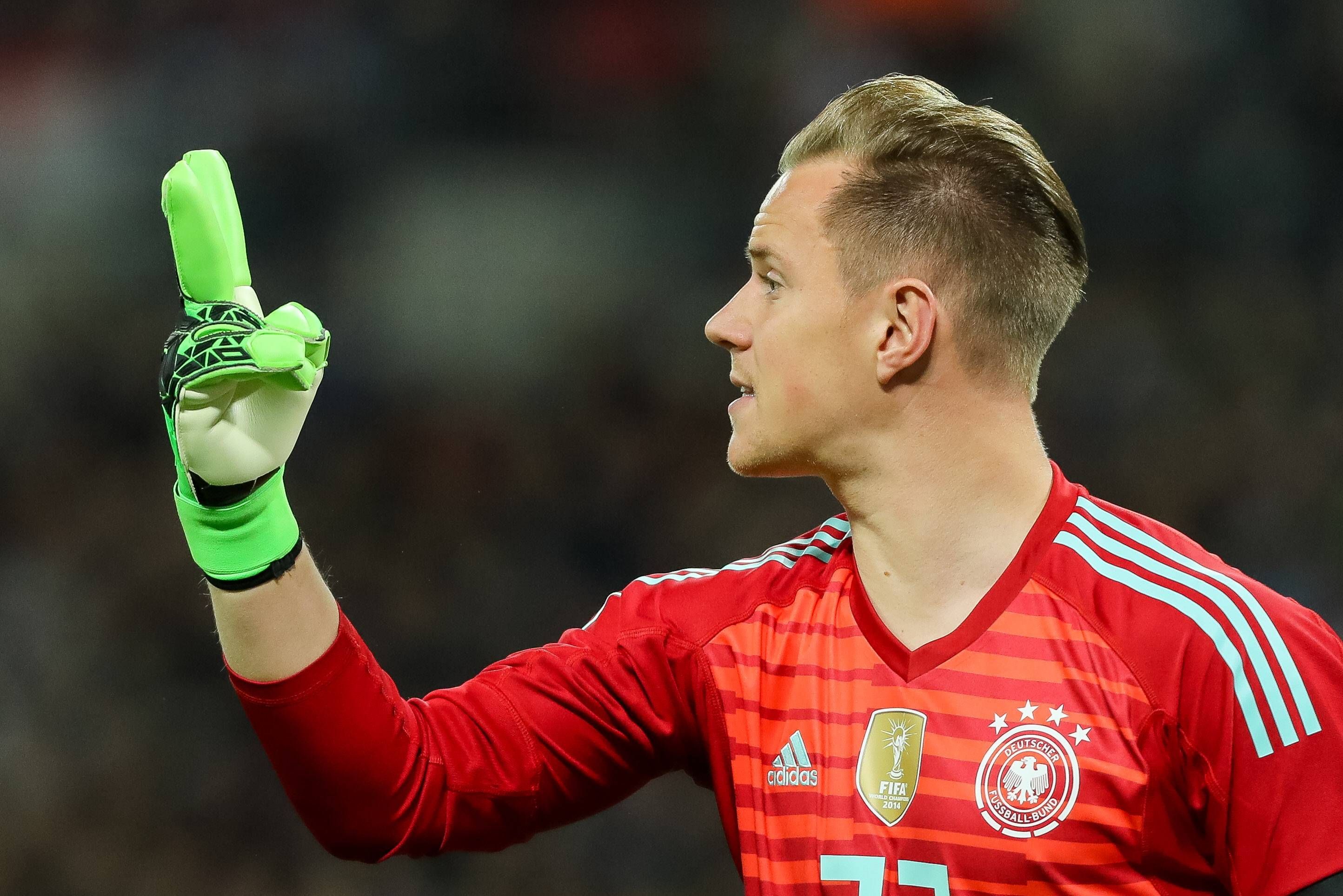 Marc-André ter Stegen, Ex-Profi von Borussia Mönchengladbach und derzeitige Nummer zwei im DFB-Team, stößt das Verhalten der FIFA und die Situation im WM-Gastgeberland Katar sauer auf. Das Foto zeigt ihn am 10. November beim Länderspiel zwischen Deutschland und England gestikulierend.