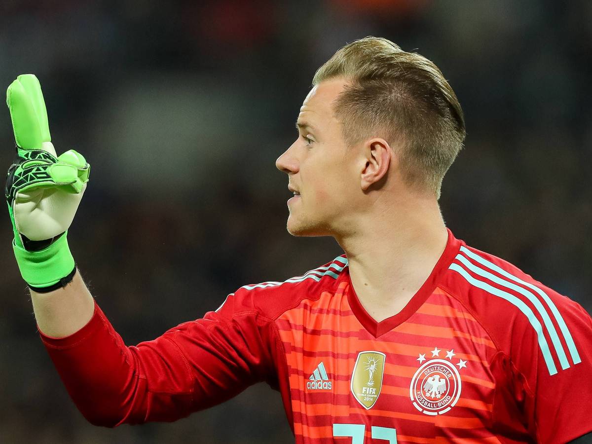 Marc-André ter Stegen, Ex-Profi von Borussia Mönchengladbach und derzeitige Nummer zwei im DFB-Team, stößt das Verhalten der FIFA und die Situation im WM-Gastgeberland Katar sauer auf. Das Foto zeigt ihn am 10. November beim Länderspiel zwischen Deutschland und England gestikulierend.