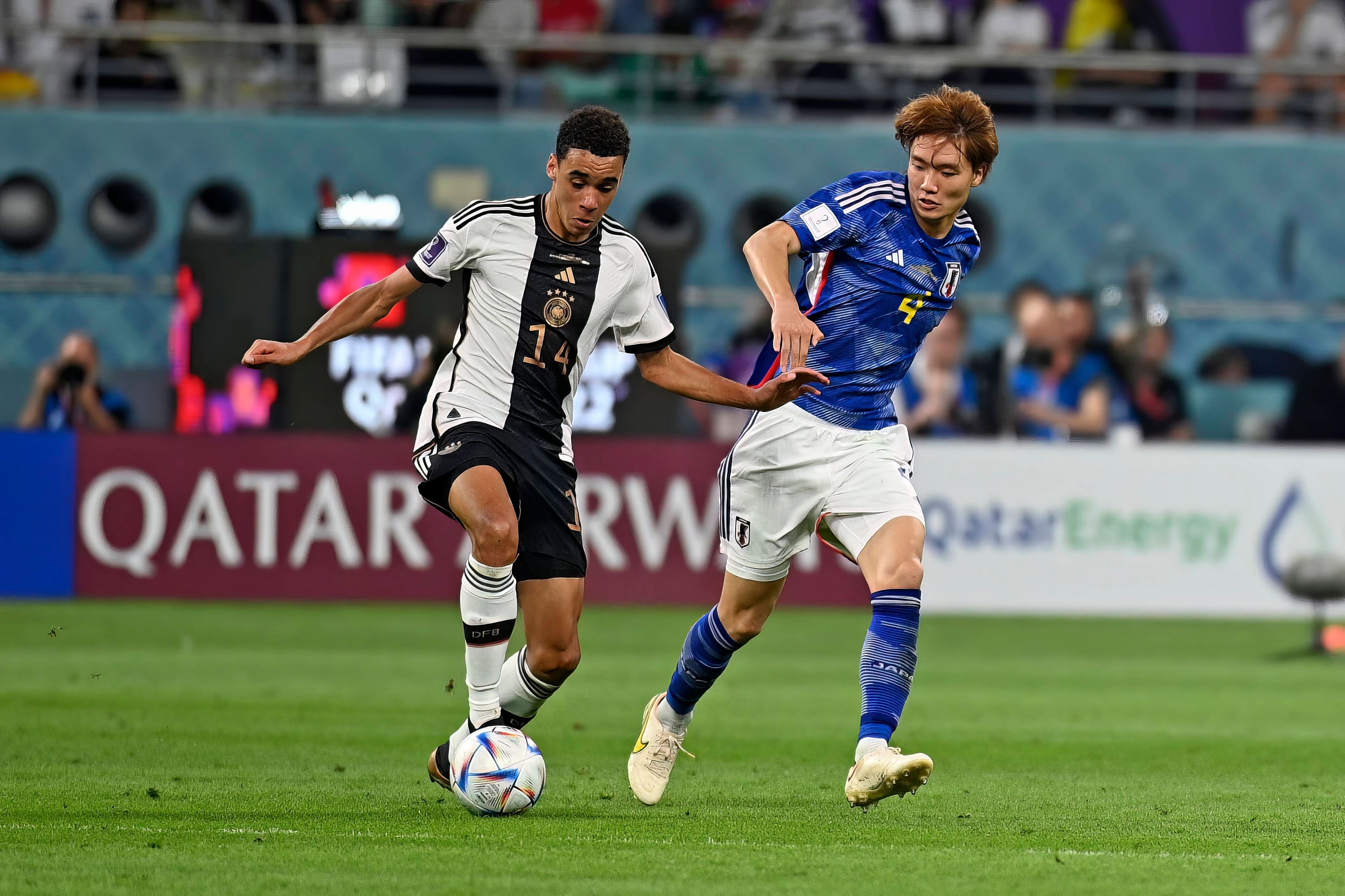 Ko Itakura (r.) von Borussia Mönchengladbach feierte am Mittwoch (23. November 2022) mit der japanischen Nationalmannschaft bei der WM in Katar einen überraschenden 2:1-Sieg gegen Deutschland. Das Foto zeigt ihn im Zweikampf mit Jamal Musiala (l.).