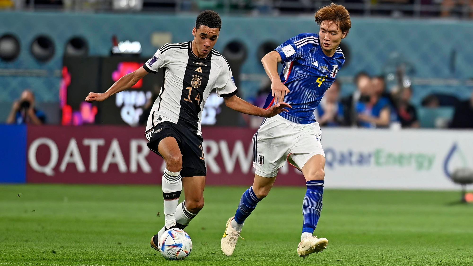 Ko Itakura (r.) von Borussia Mönchengladbach feierte am Mittwoch (23. November 2022) mit der japanischen Nationalmannschaft bei der WM in Katar einen überraschenden 2:1-Sieg gegen Deutschland. Das Foto zeigt ihn im Zweikampf mit Jamal Musiala (l.).